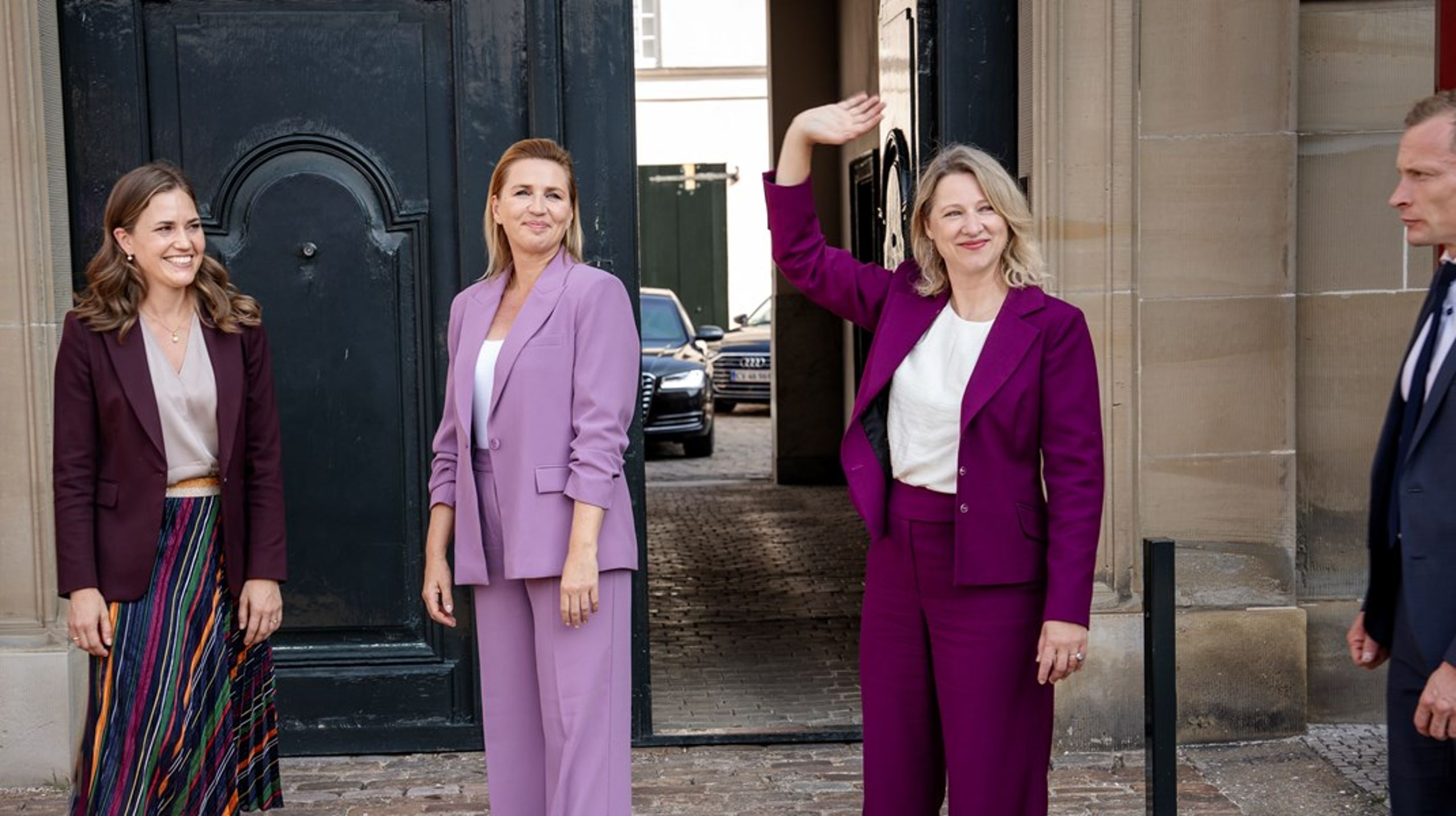 Sophie Hæstorp Andersen flankeret af statsminister Mette Frederiksen ved sidste uges ministeroverdragelse.&nbsp;