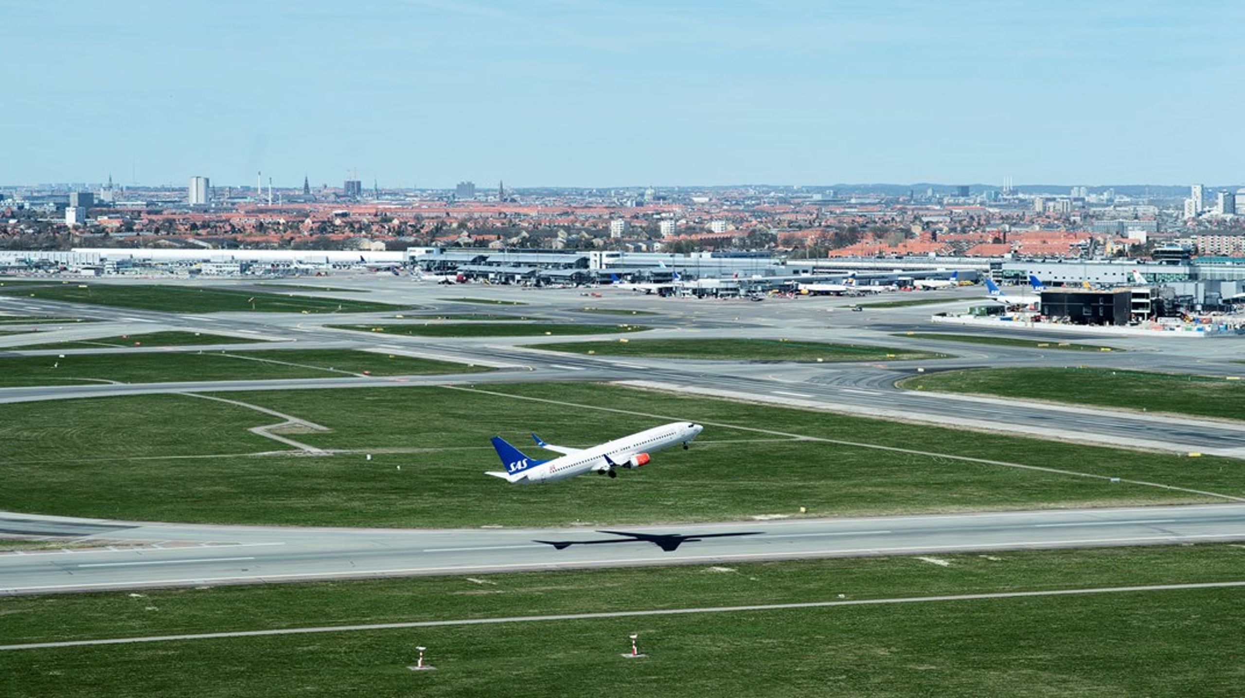 Næste år får Danmark en passagerafgift, mens Sverige&nbsp;trækker i den anden retning og afskaffer sin.