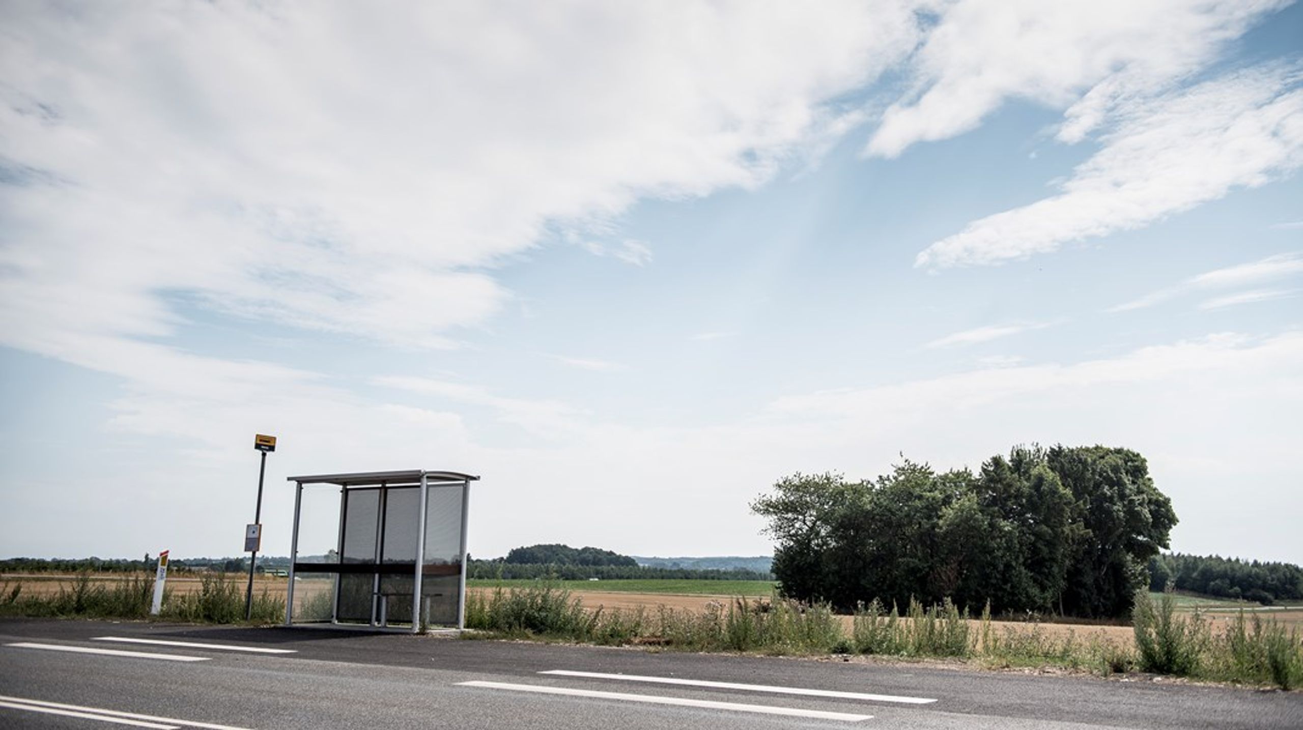 Fire af fem lavindkomst sogne ligger i dag på landet og i det mindre byer. Det er der, hvor den sidste bus kørte i går, banken har lukket for lån og folkeskolen drejer nøglen om, skriver Lars Olsen.