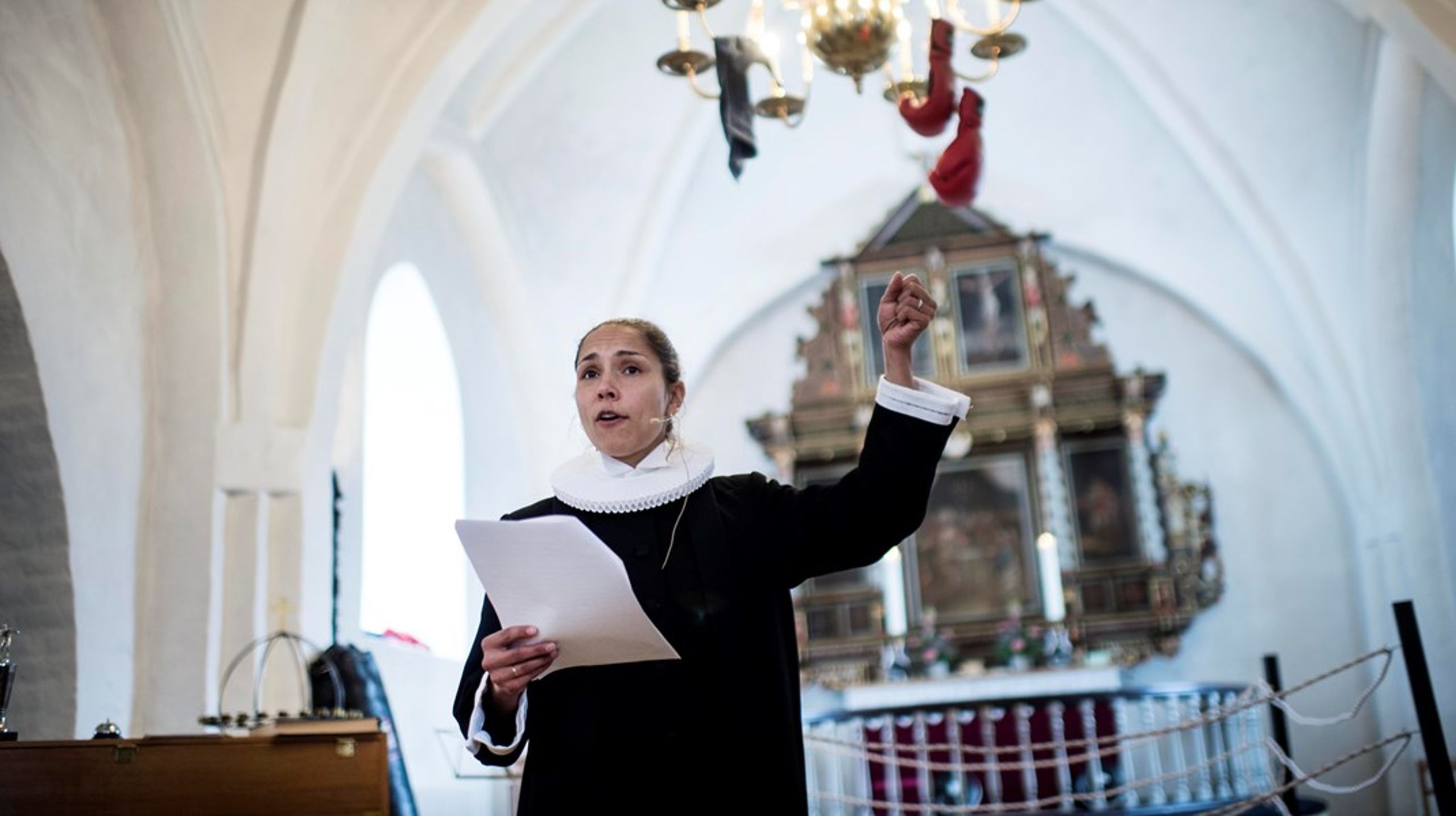 Vi henvender&nbsp;os til Borgerservice, når vi skal have nyt pas, ændre adresse, skifte læge og så videre. Det er paradoksalt, at når det gælder fødsler og død, så skal man henvende sig til kirken&nbsp;– uanset om man tilhører statskirken eller ej, skriver Kirstine Kærn.