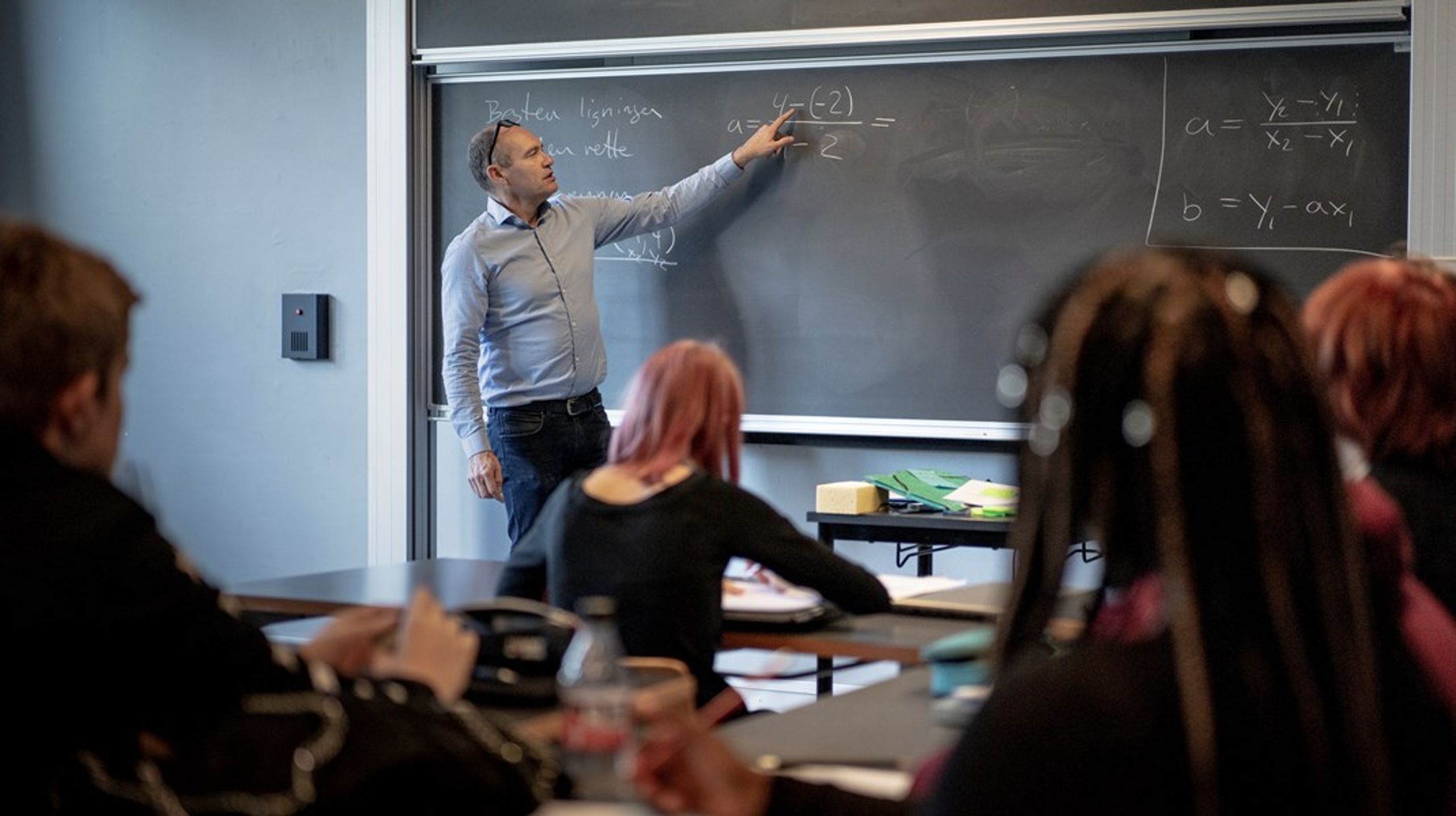 Med regeringens nye finanslovsforslag kunne man frygte, at mindre hold og studieretninger står for skud, når rektorerne skal spare, skriver&nbsp;Mikkel Rønne. (Arkivfoto)<br>