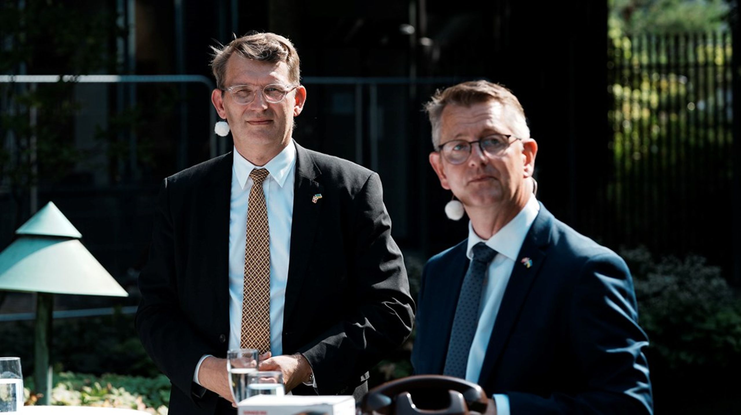 Med oprettelsen af Ministeriet for Samfundsansvar og Beredskab får beredskab for vand lidt mere politisk plads til den nødvendige betydning, som vand har, skriver Carl-Emil Larsen. Her ses den nye minister for samfundssikkerhed og beredskab, Torsten Schack (V) og forsvarsminister Troels Lund Poulsen (V).<br>