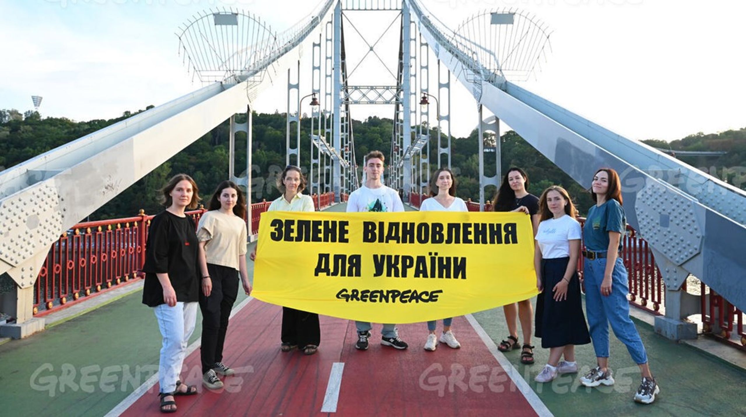 <span>
 <span><span>
  
  Medarbejdere markerer åbningen af det nye Greenpeace-kontor i det centrale Kyiv, hvor banneret på ukrainsk sender budskabet
  "Grøn genopbygning for Ukraine". 
  
 </span>
</span></span>