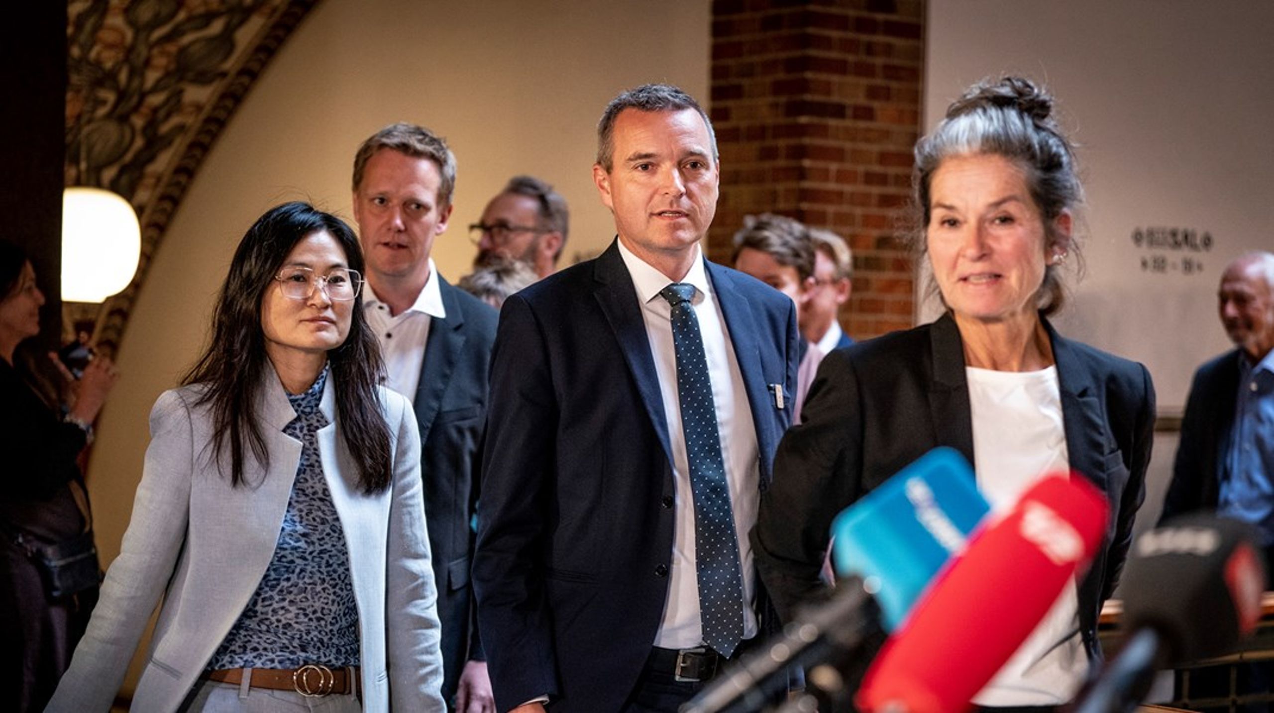 Jakob Næsager (K), flankeret af Radikales leder på rådhuset Mia Nyegaard (R)&nbsp;og socialborgmester Karina Vestergård Madsen (EL) under præsentationen af budgetaftalen for to år siden.&nbsp;