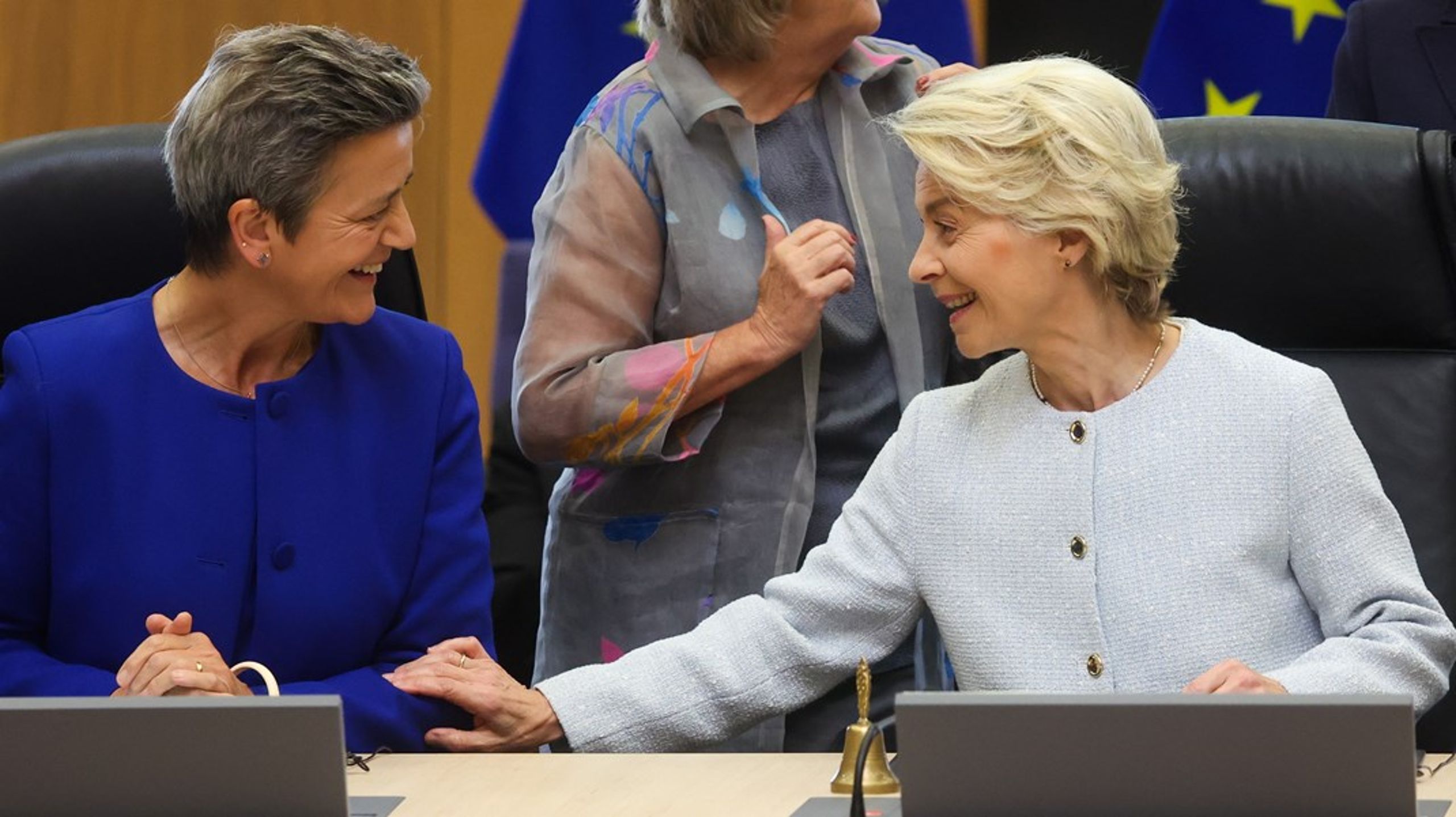 Begge disse kvinder går ind i en spændende uge. Konkurrencekommissær Margrethe Vestager (t.v.) afventer en vigtig afgørelse fra EU-dommerne i Luxembourg. Hendes chef, EU-kommissionsformand Ursula von der Leyen (t.h.), håber på at kunne rydde de sidste sten af vejen, så hun kan præsentere sin nye EU-Kommission.&nbsp;