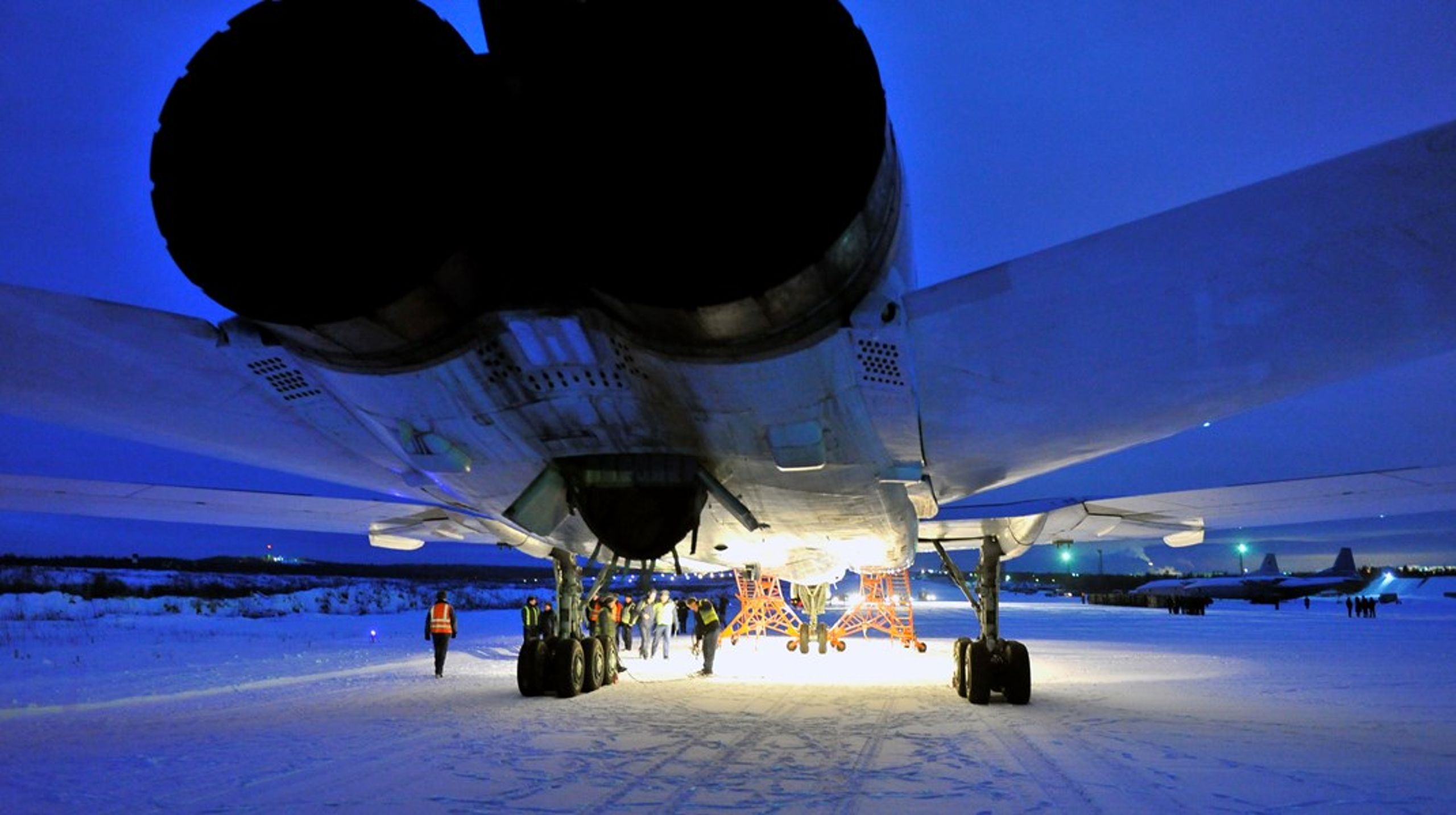 Luftbasen i Olenya ligger knap 1800 kilometer fra Ukraine. Men den&nbsp;er hjemsted for mange af de bombefly, Rusland sender på togter i Ukraine, skriver Martin Breum. 11. september blev den arktiske base mål for et ukrainsk droneangreb.&nbsp;