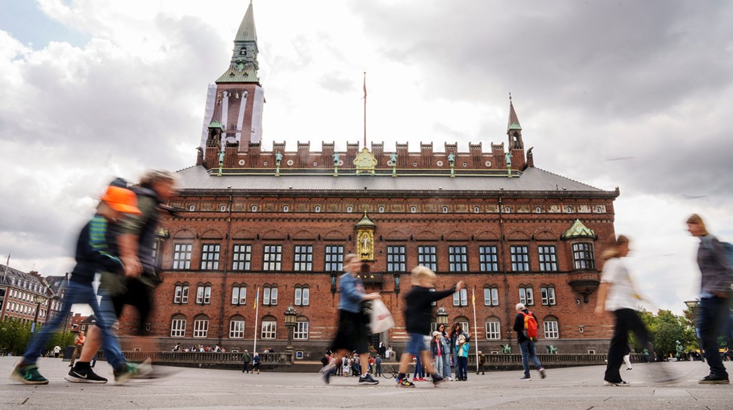 Socialdemokratiets overborgmesterpost hænger i en tynd tråd, men det har ikke meget med "Københavnerbashing" at gøre. De afgørende forklaringer på nedturen i storbyerne er nogle helt andre,&nbsp;skriver Lars Olsen.