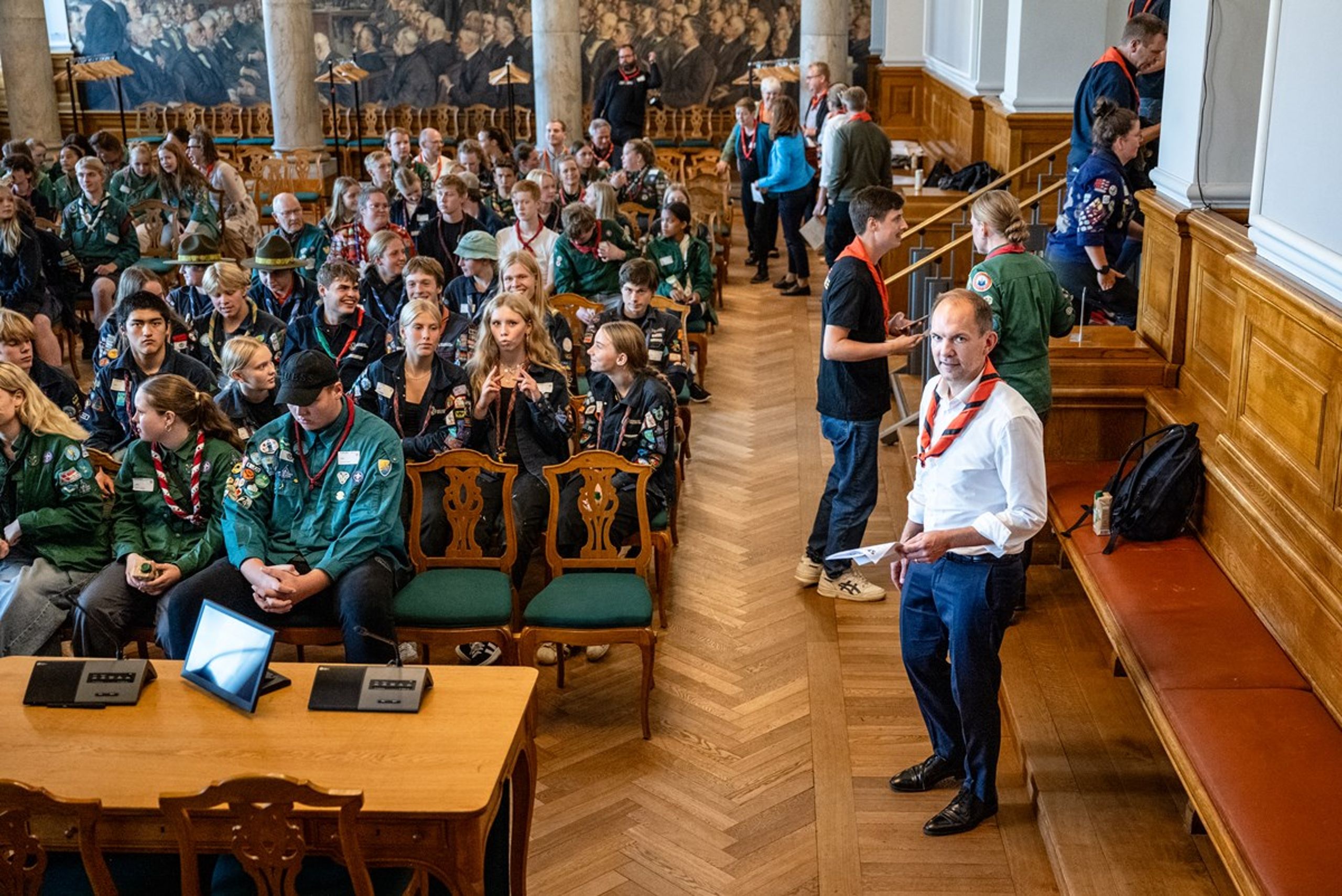 Politikere har generelt utrolig stor tiltro og høje forventninger til foreningslivet - såsom spejderbevægelsen, der her afholder arrangement med politikere på Christiansborg. Men selvom de positive forventninger er glædelige, bør de foregå på et informeret, vidensbaseret grundlag - og det grundlag findes ikke i en særlig opdateret version - endnu. En ny, treårig foreningsundersøgelse skal råde bod på manglen.&nbsp;