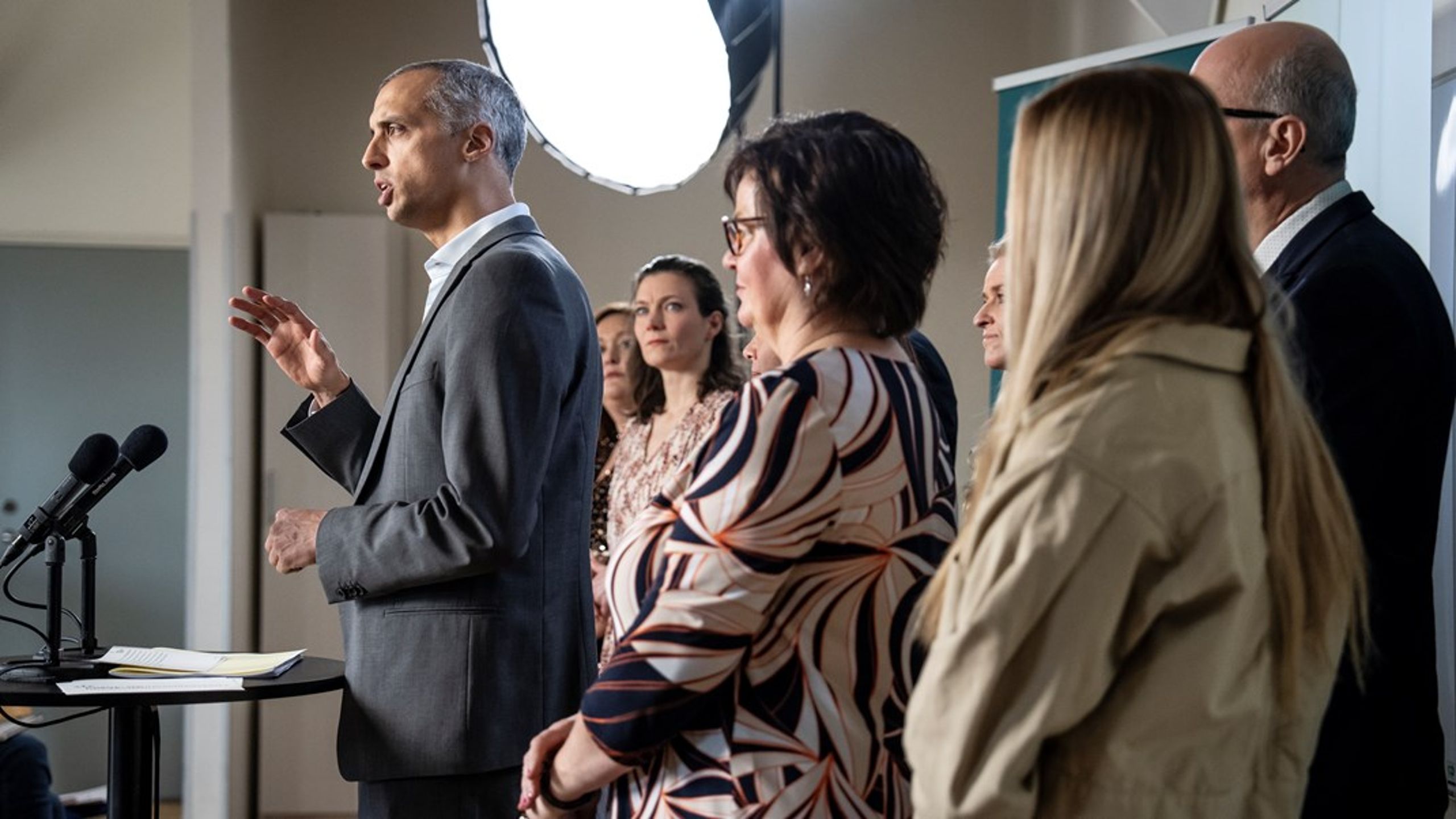 Da undervisningsminister, Mattias Tesfaye, præsenterede den nye folkeskoleaftale, var Radikale blandt aftalepartierne. Men Lotte Rud (nummer tre fra venstre) lagde ikke en dæmper på kritikken af aftalen. Radikale står uden for forliget om universitetsreformen, og nu tyder konfliktniveauet mellem Martin Lidegaard og Tesfaye på, at partiet også ender uden for reformen af ungdomsuddannelserne.&nbsp;