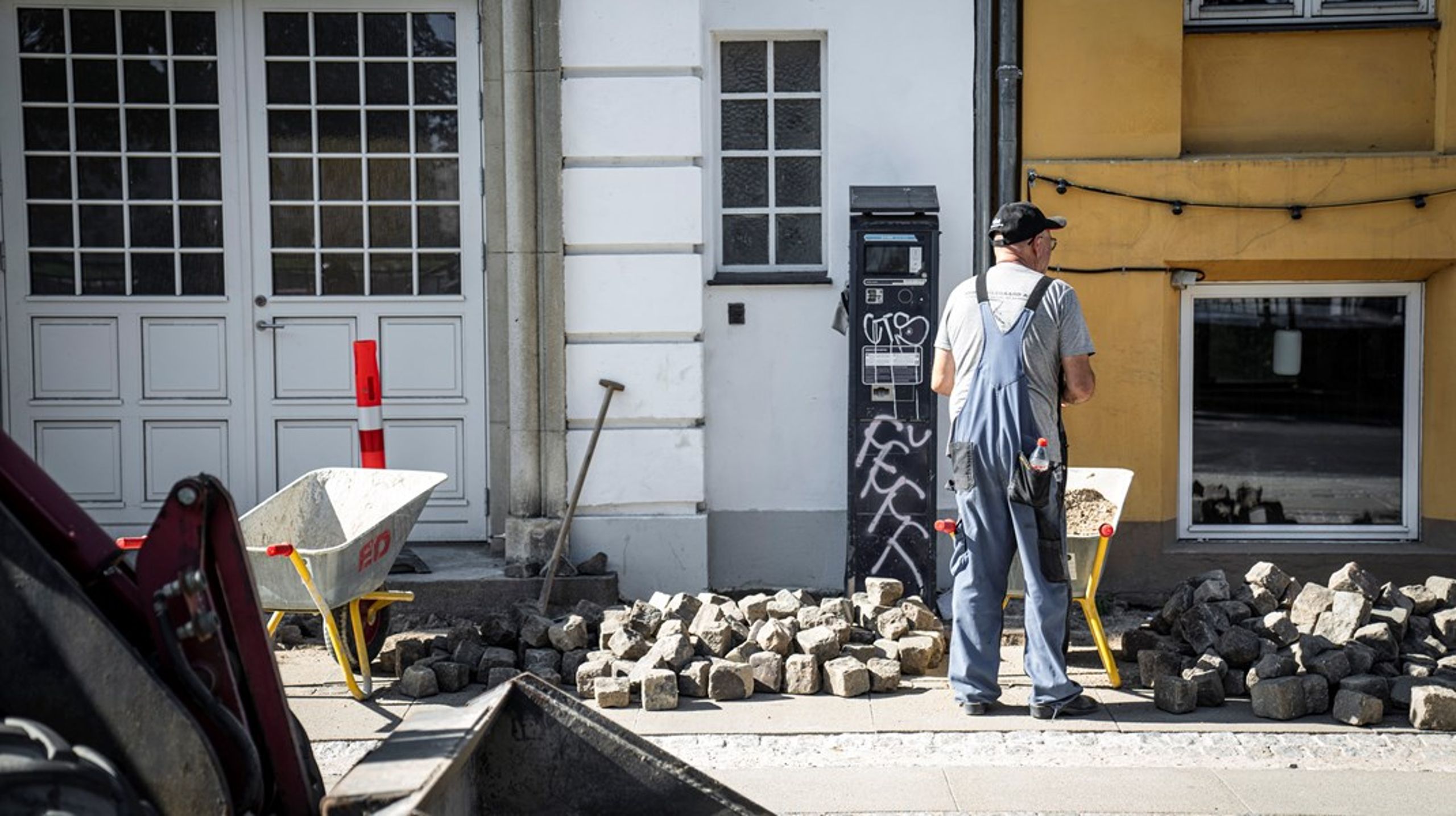 Regeringens spareøvelse på arbejdsmarkedsområdet vil koste dyrt, skriver&nbsp;Henning Overgaard og Henrik W. Petersen.