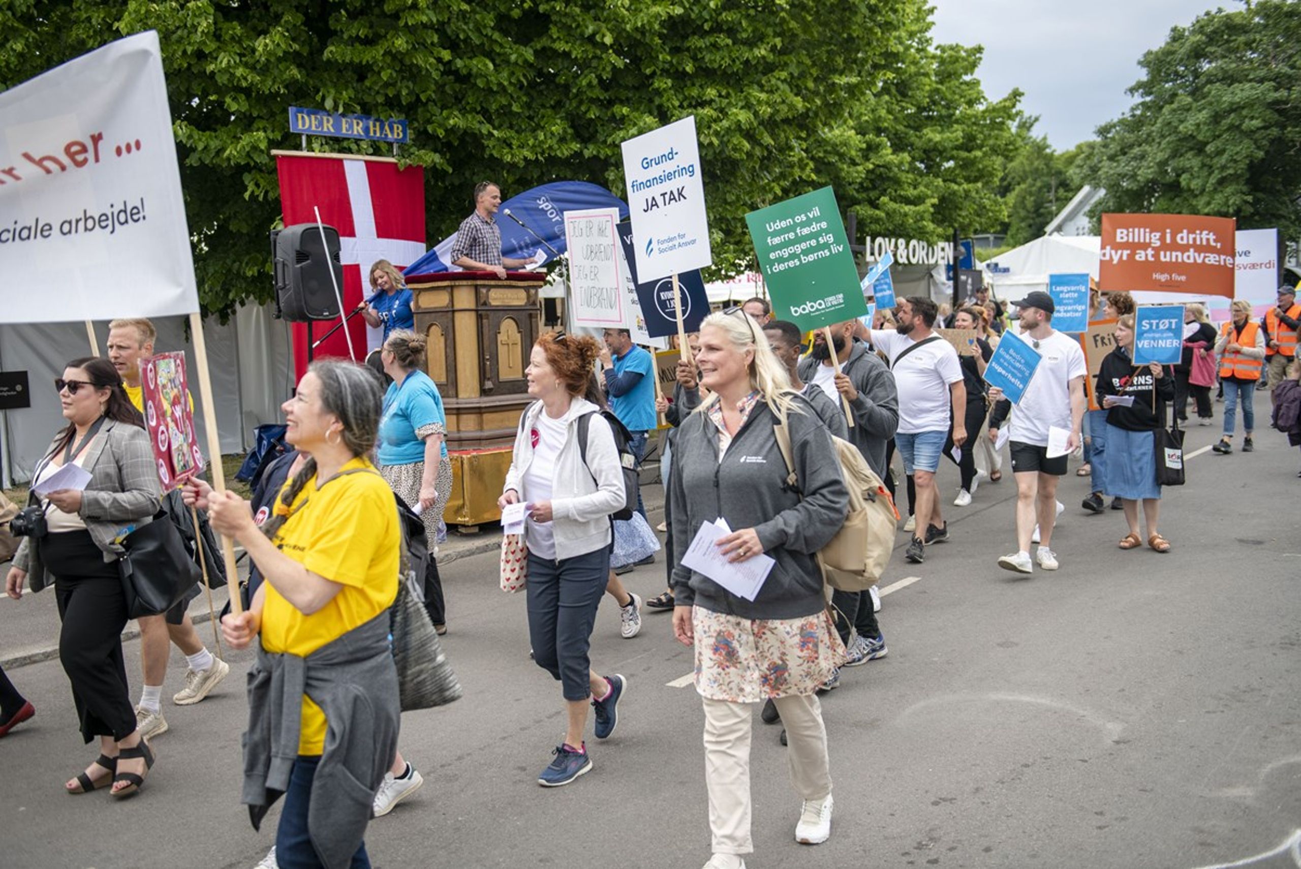 Usikre finansieringsvilkår får ofte en stor del af skylden for det dårlige arbejdsmiljø i ngo'er, hvoraf nogle her demonstrerer for offentlig&nbsp;grundfinansiering til et Folkemøde.&nbsp;Men det er langtfra hele årsagen - og der er masser, organisationerne selv kan gøre. Det er i hvert fald tankerne bag et nyt initiativ, der vil skabe en branchestandard for arbejdsmiljø i ngo'er.&nbsp;