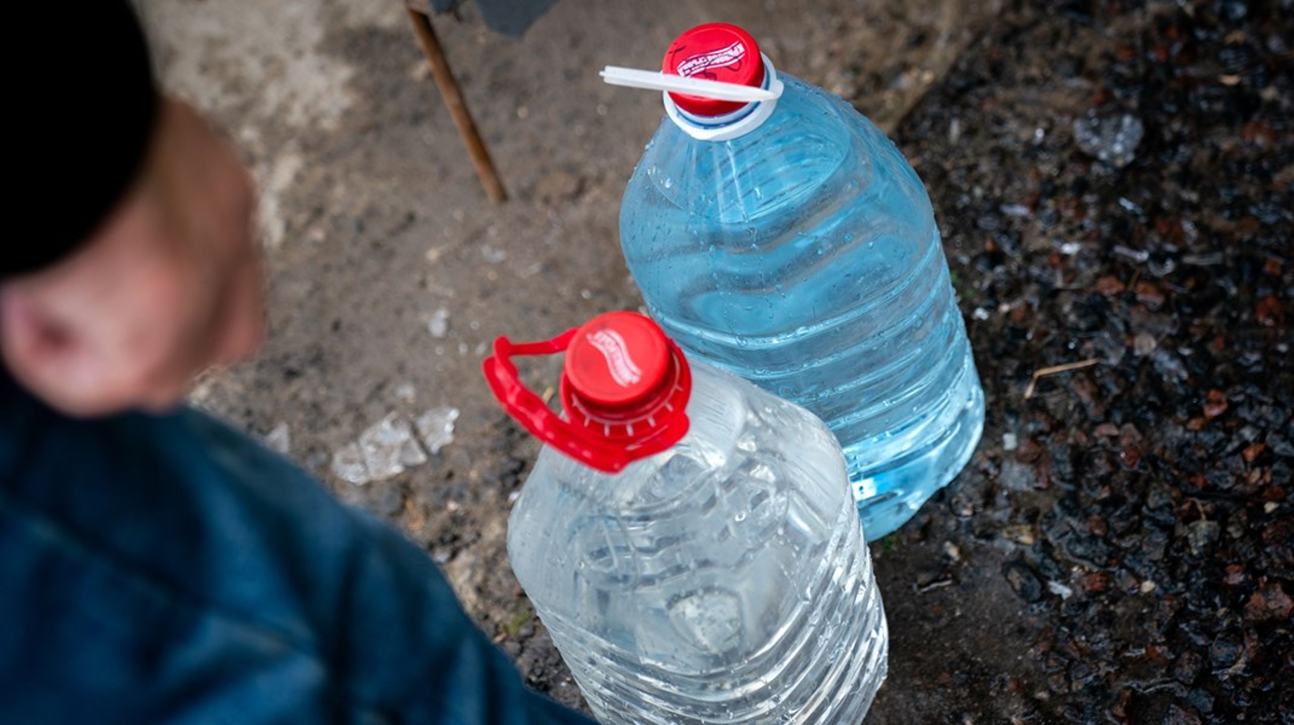 Debatten bør ikke handle om, hvorvidt Beredskabsstyrelsens anbefalinger om vandopbevaring er præcise med hensyn til antal liter per husstand: Vi må også hæve blikket og se på de større europæiske og ikke mindst globale udfordringer, skriver Mads Helleberg Dorff.