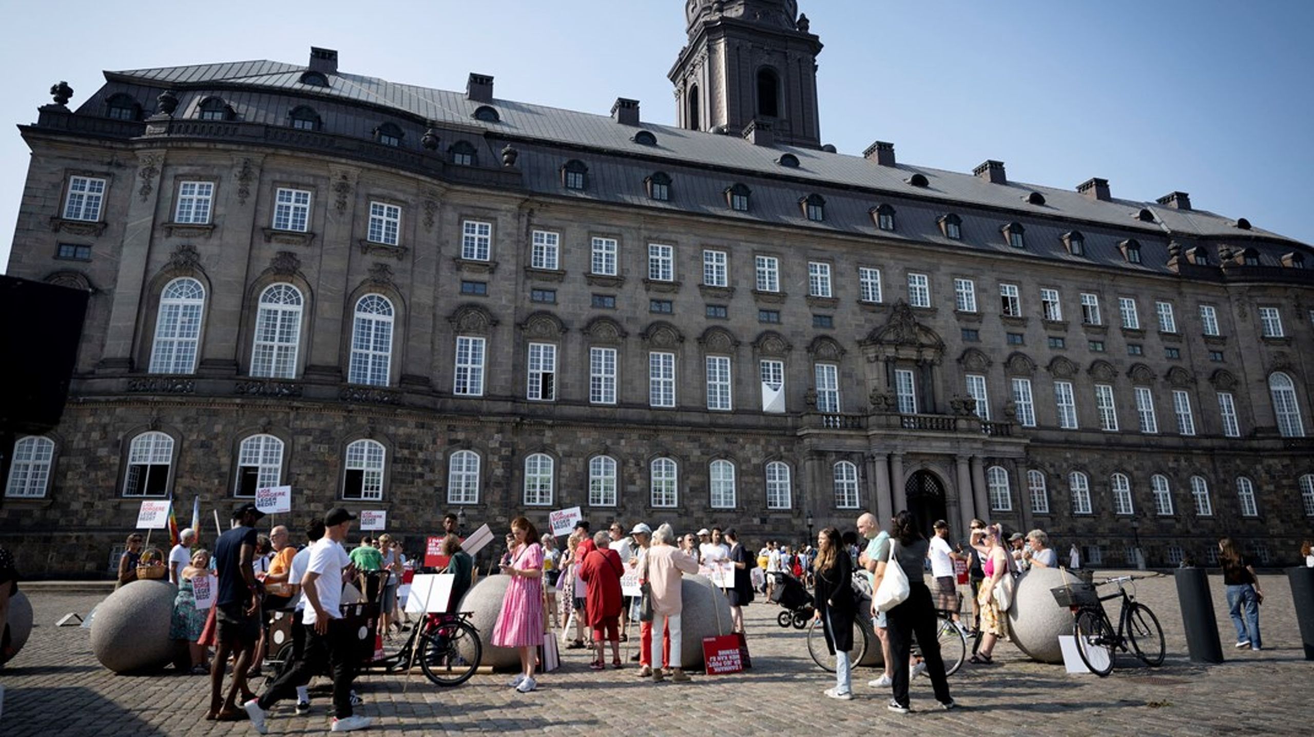 Selvfølgelig må ngo'er blande sig i samfundsdebatten&nbsp;– herunder også kritisere den danske regering, skriver&nbsp;Gunvor Wibroe.