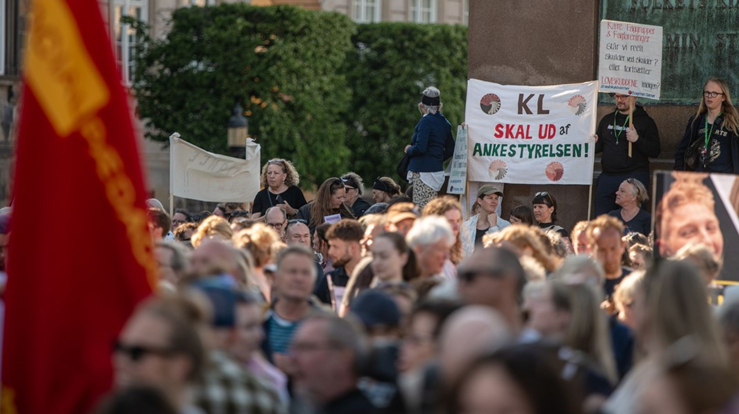 Utilfredsheden med kommunernes forvaltning af handicapområdet blev luftet til en stor demonstration på Christiansborgs Slotsplads før sommerferien. Nu lægger regeringen op til at flytte opgaver med specialiseret&nbsp;rehabilitering for borgere med hjerneskade efter trafikuheld eller blodpropper væk fra kommunerne.&nbsp;