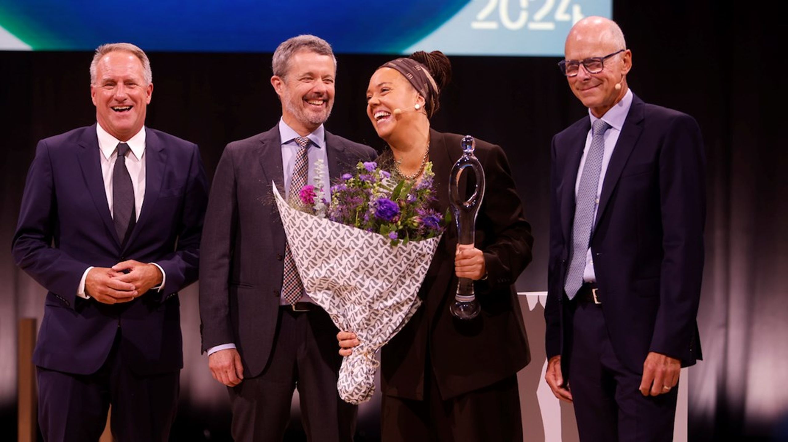 Fra venstre ses administrerende direktør i DI Lars Sandahl Sørensen, H.M. Kong Frederik, prisvinderen og bestyrelsesleder i DI Klaus Holse.