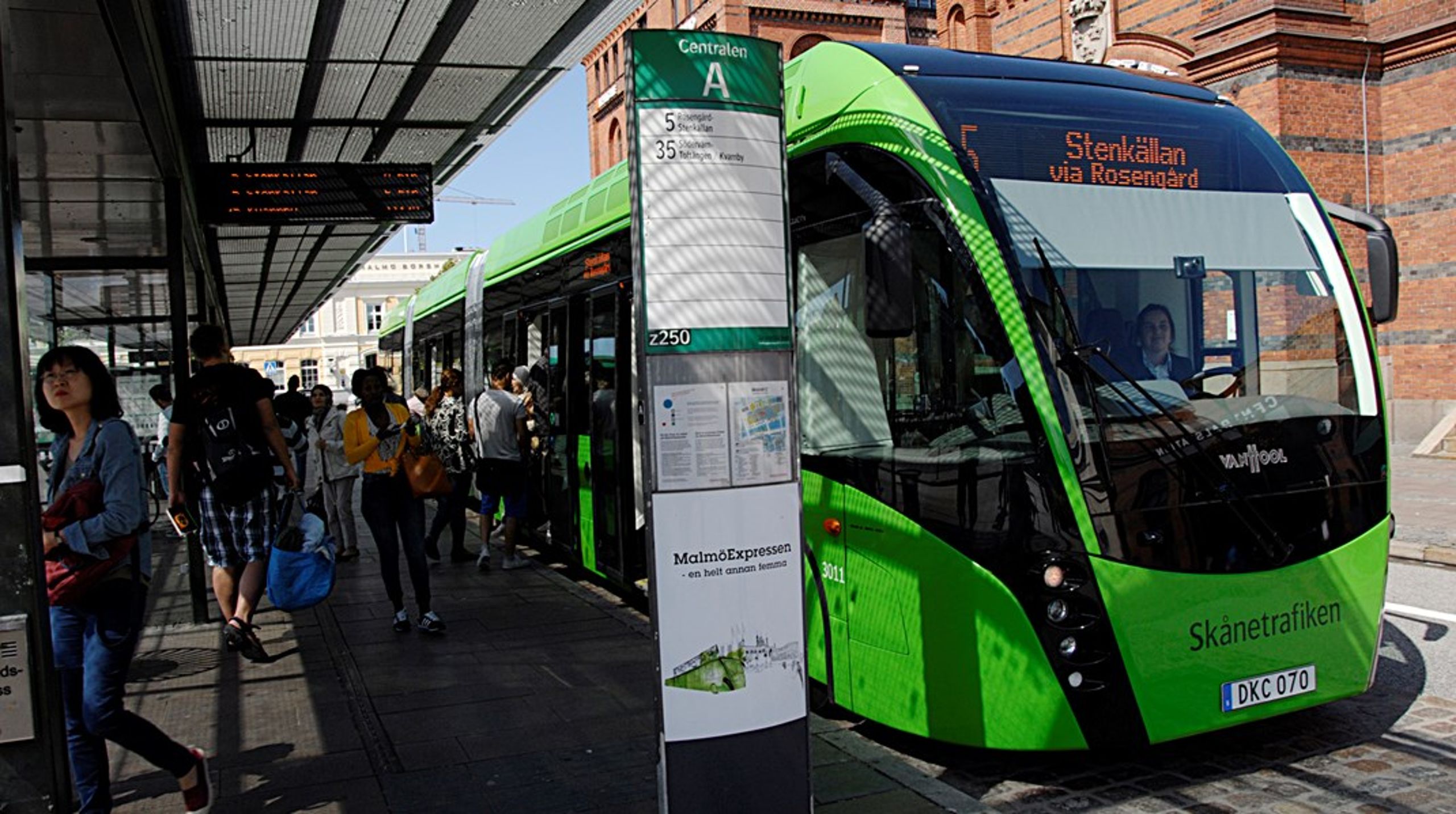 Skånetrafikken står for den kollektive trafik på tværs af
transportformer i Skåne. Den model bør danske politikere lade sig inspirere af,
mener professor.&nbsp;