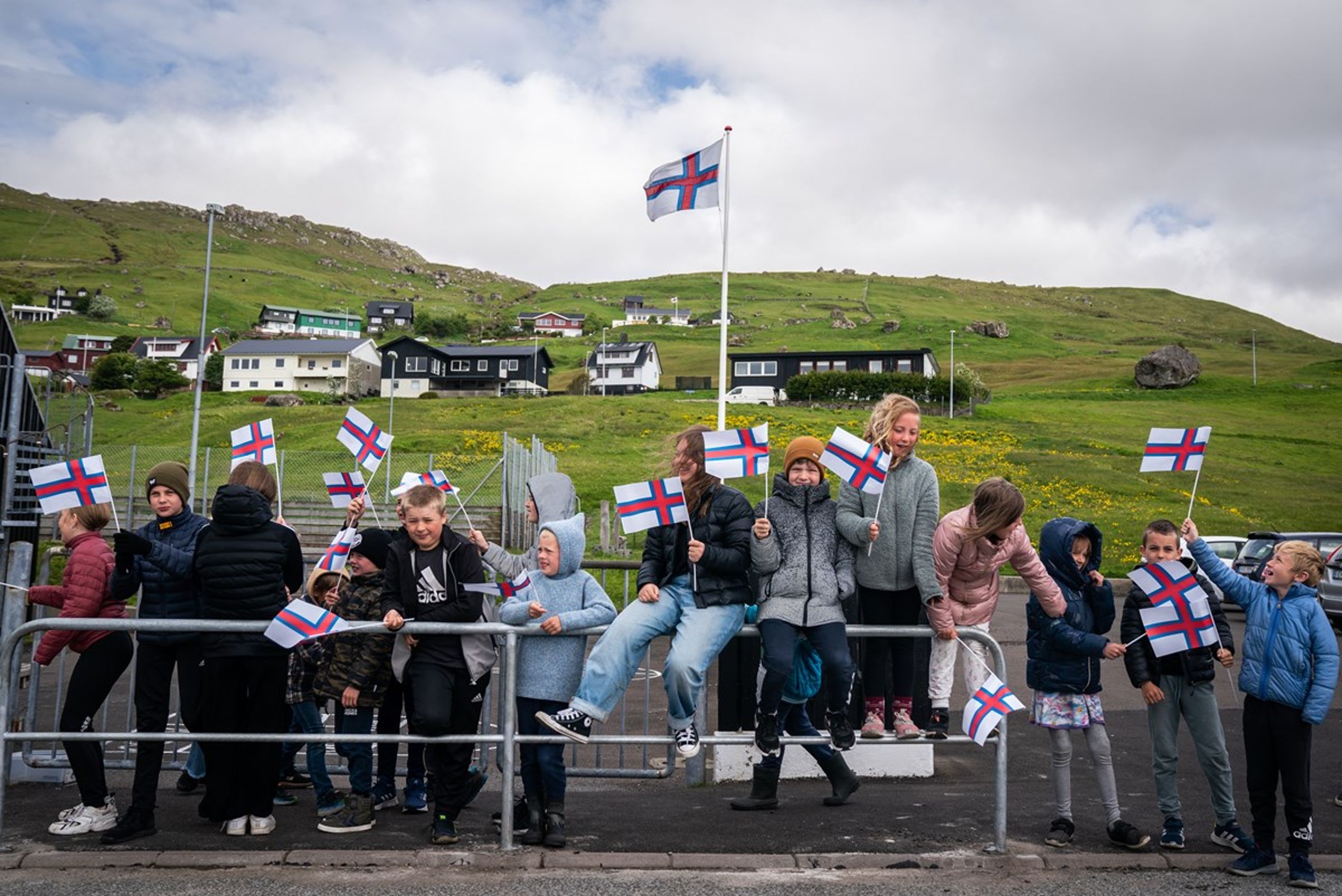 Færøske unge - lige en tand ældre end dem på billedet her - udmærker sig som dem af Rigsfællesskabets unge, der ved mest om de øvrige lande - til gengæld er de dem, de andre landes unge ved mindst om. Det viser en ny rapport.&nbsp;&nbsp;