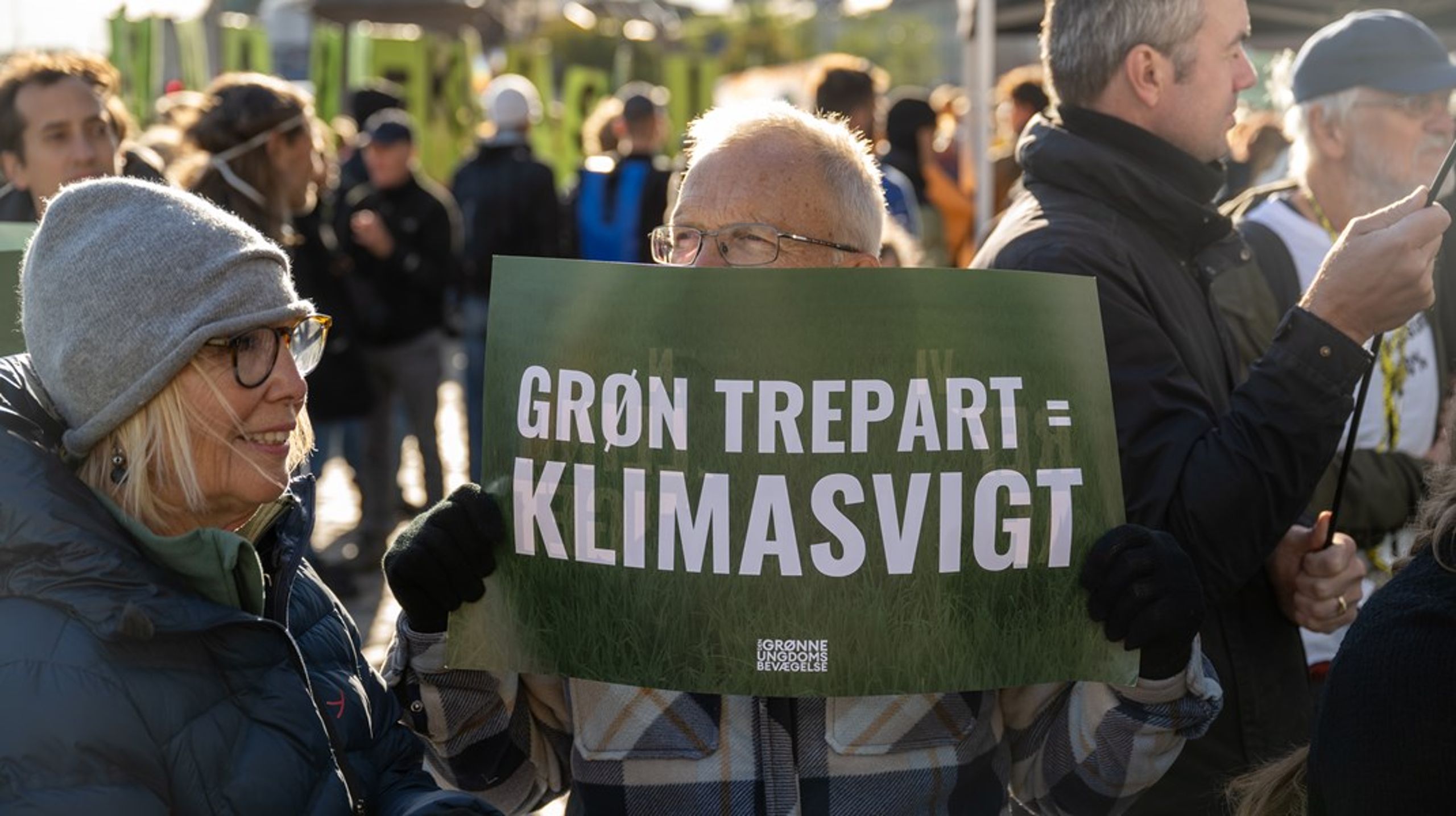 Regeringen og Folketinget forhandler lige nu om den grønne trepartsaftale, som den selv har kaldt historisk. Det var dog ikke alle de fremmødte borgere ved åbningen af Folketinget tirsdag, der delte regeringens begejstring.