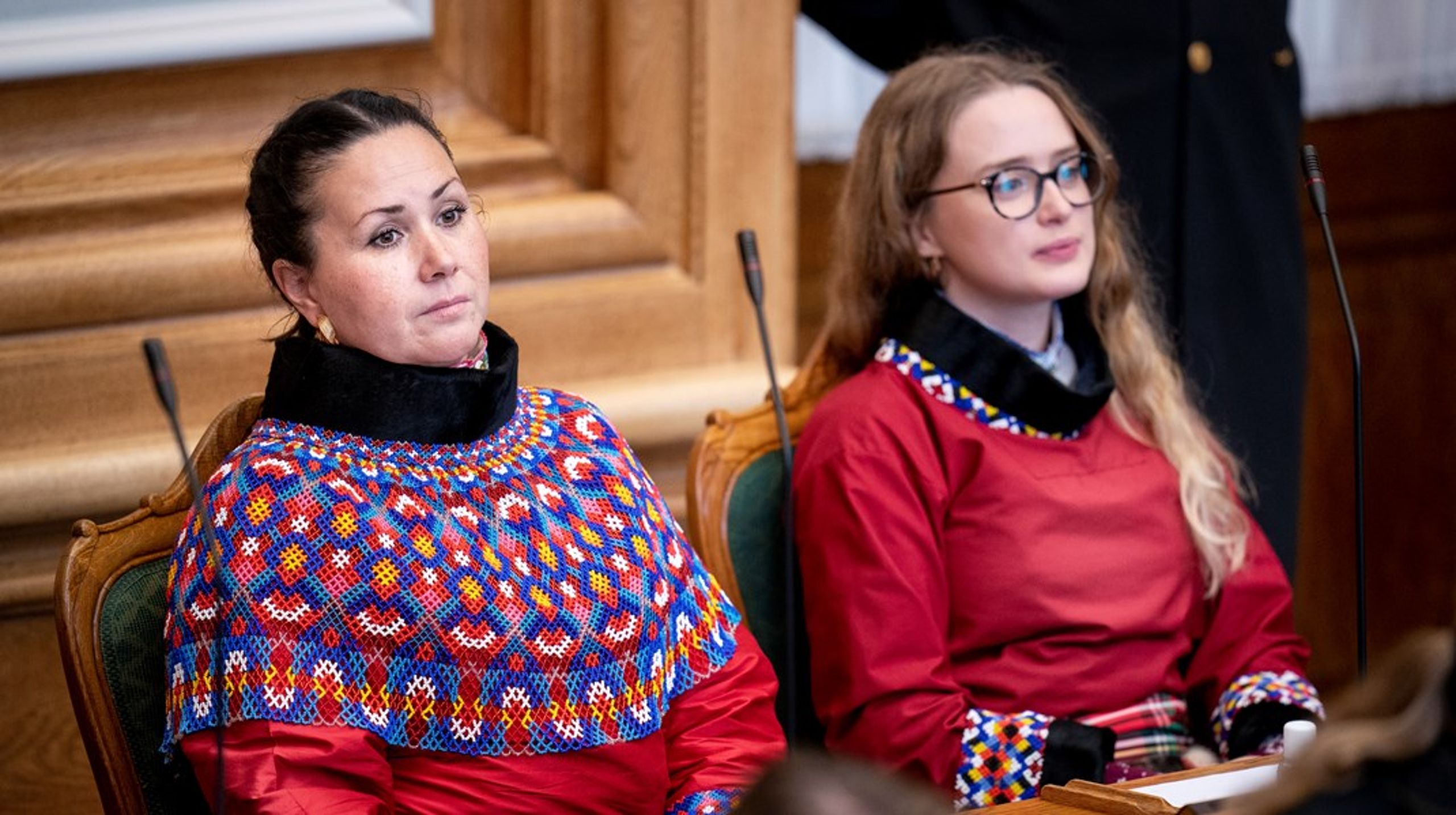 Aaja Chemnitz Larsen (IA) og Aki-Matilda Høegh-Dam (Siumut) under Folketingets åbning i 2021.