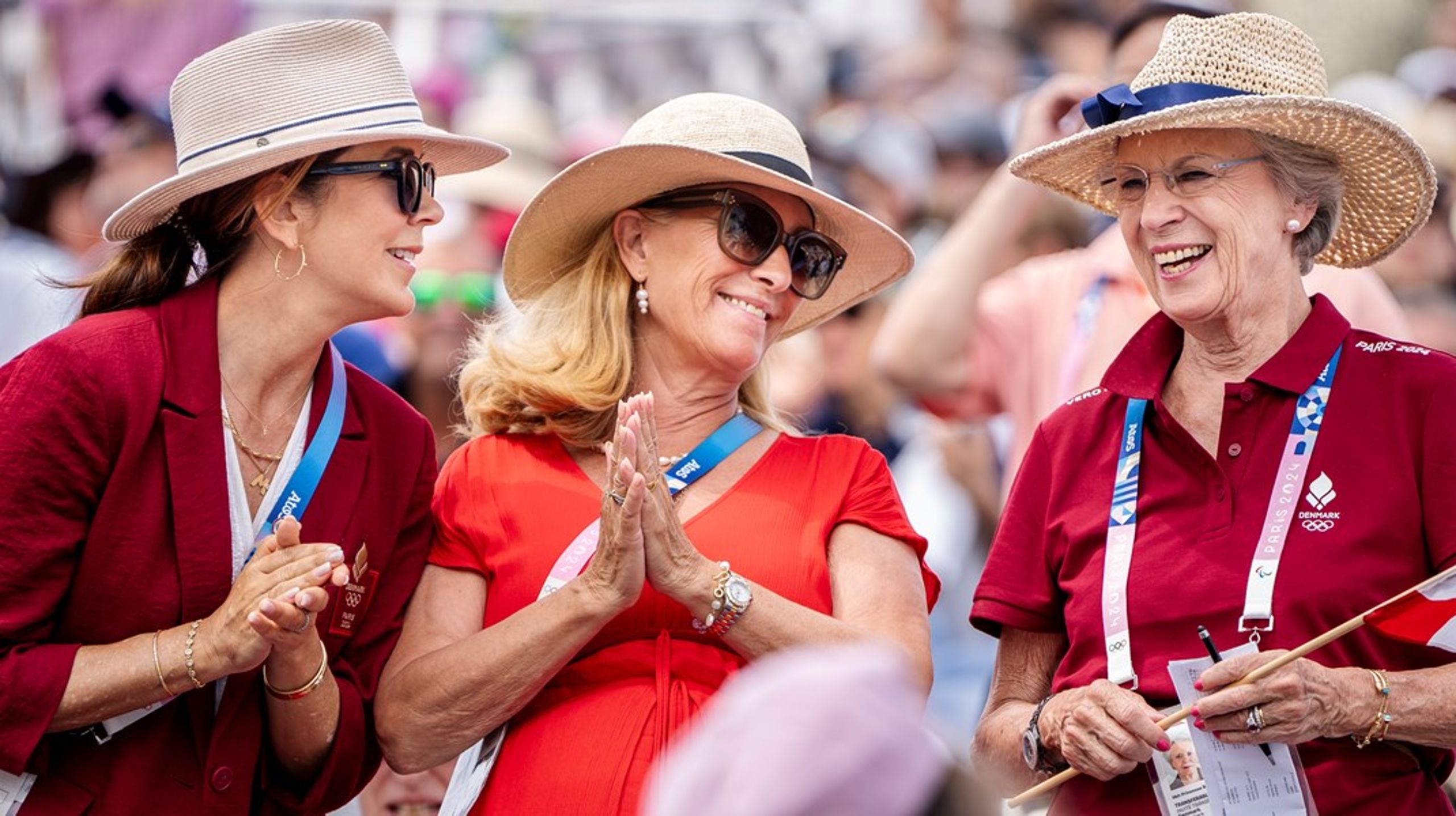 Dronning Mary og Prinsesse Benedikte var til stede under&nbsp;finalen i holdkonkurrencen i dressur ved OL i Paris, hvor det danske&nbsp;dressurhold vandt sølv.