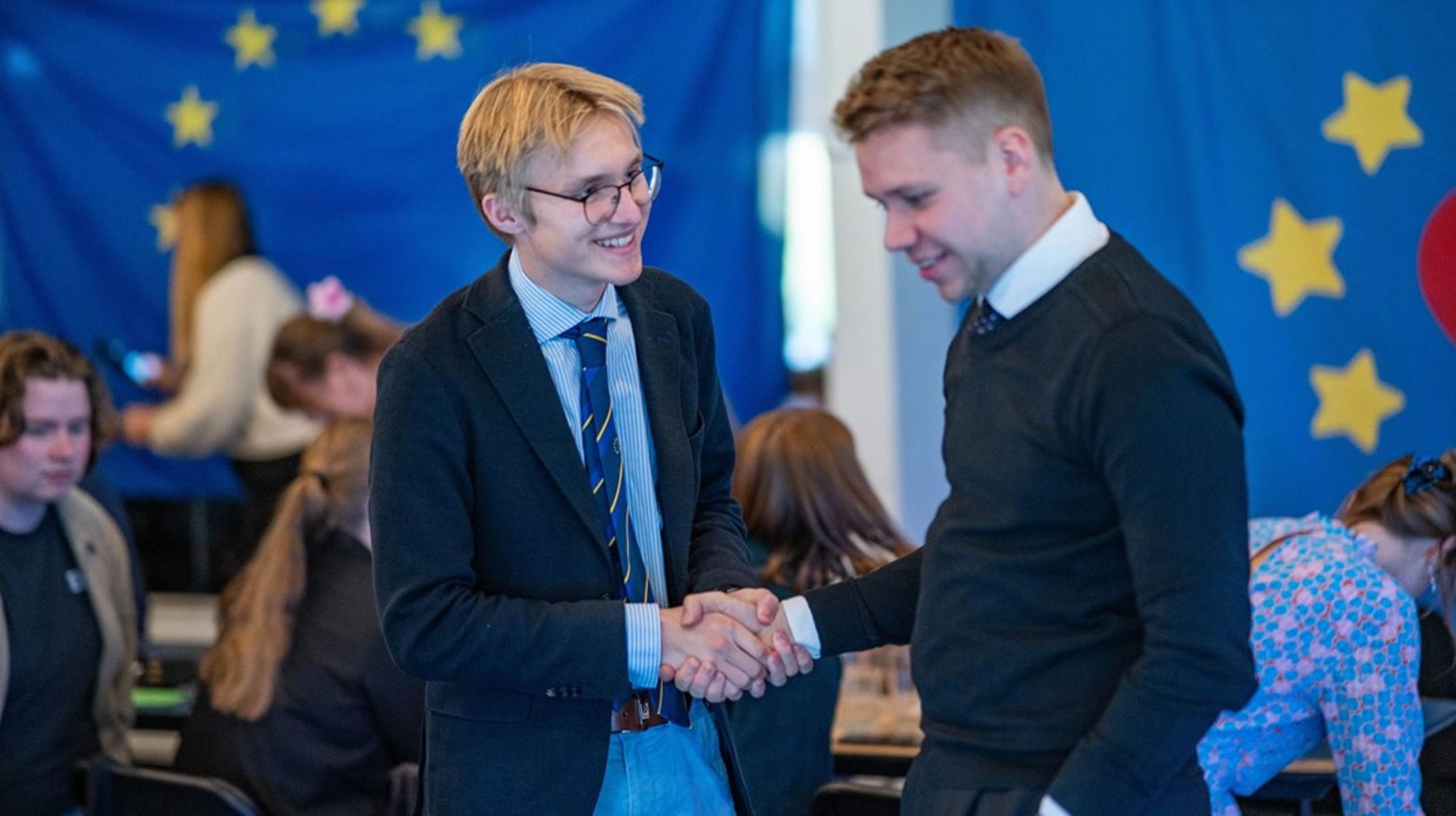 Jakob Wind (tv.)&nbsp;giver stafetten videre til Asmus Vilster.