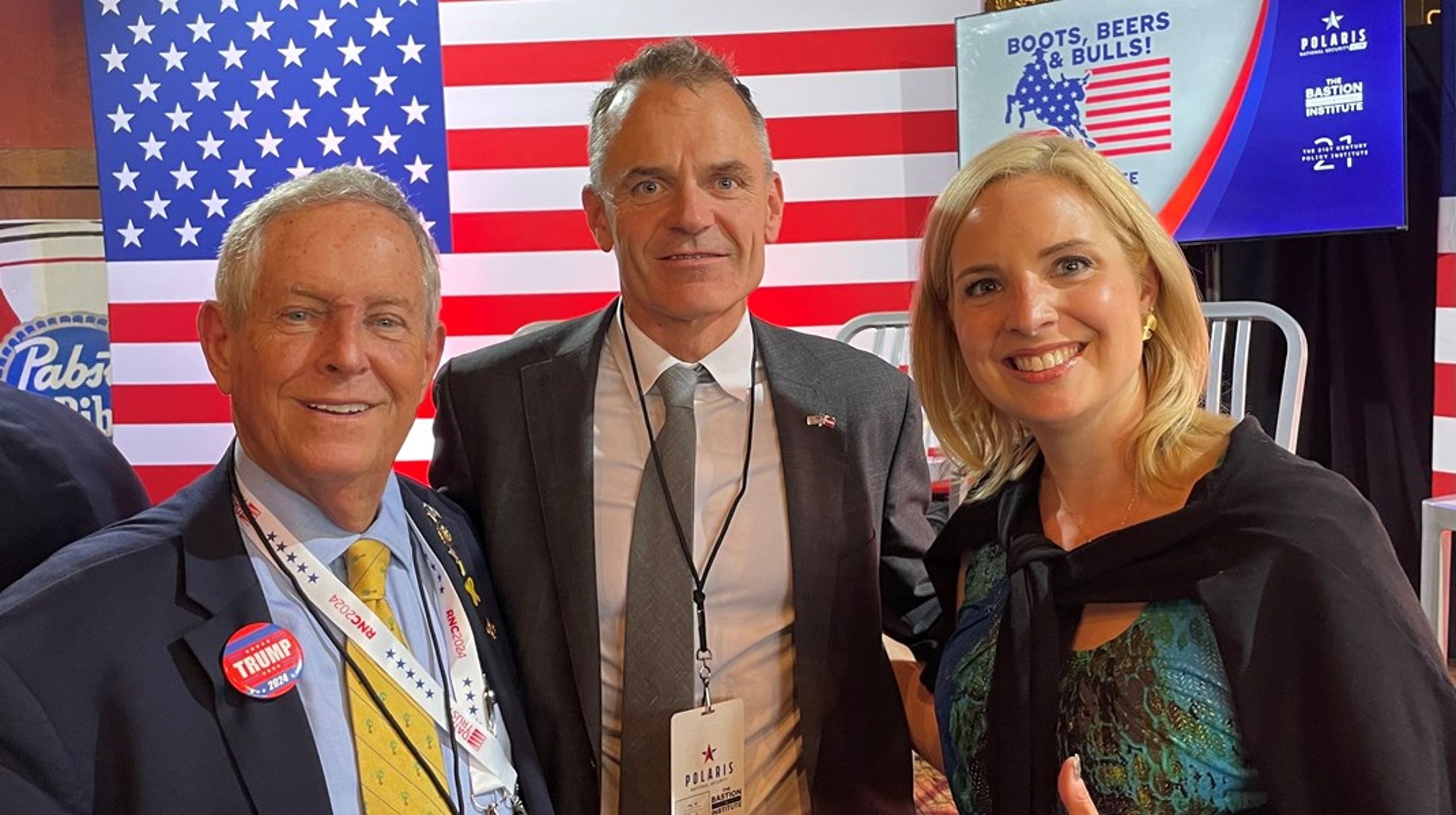 Jesper Møller Sørensen, Danmarks ambassadør i Washington D.C., arbejder på at sikre gode kontakter på begge sider af den amerikanske valg kamp. Her ses han med de&nbsp;republikanske kongresmedlemmer&nbsp;Joe Wilson fra South Carolina (til venstre) og&nbsp;Ashley Hinson fra Iowa (til højre)<span>&nbsp;under partiets konvent i Milwaukee i juli.<br></span>