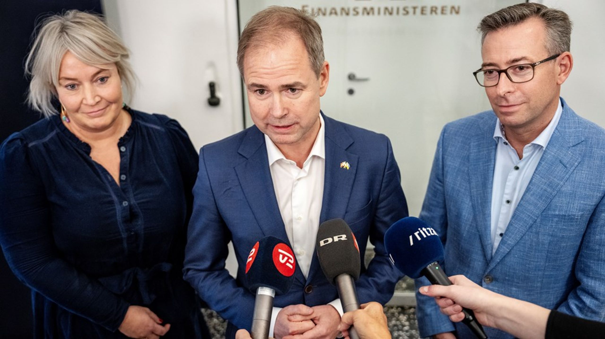 Finansminister Nicolai Wammen (S) havde uddannelsesminister Christina Egelund (M) og Venstres finansordfører Hans Andersen ved sin side, da han fredag afholdt sættemøder.