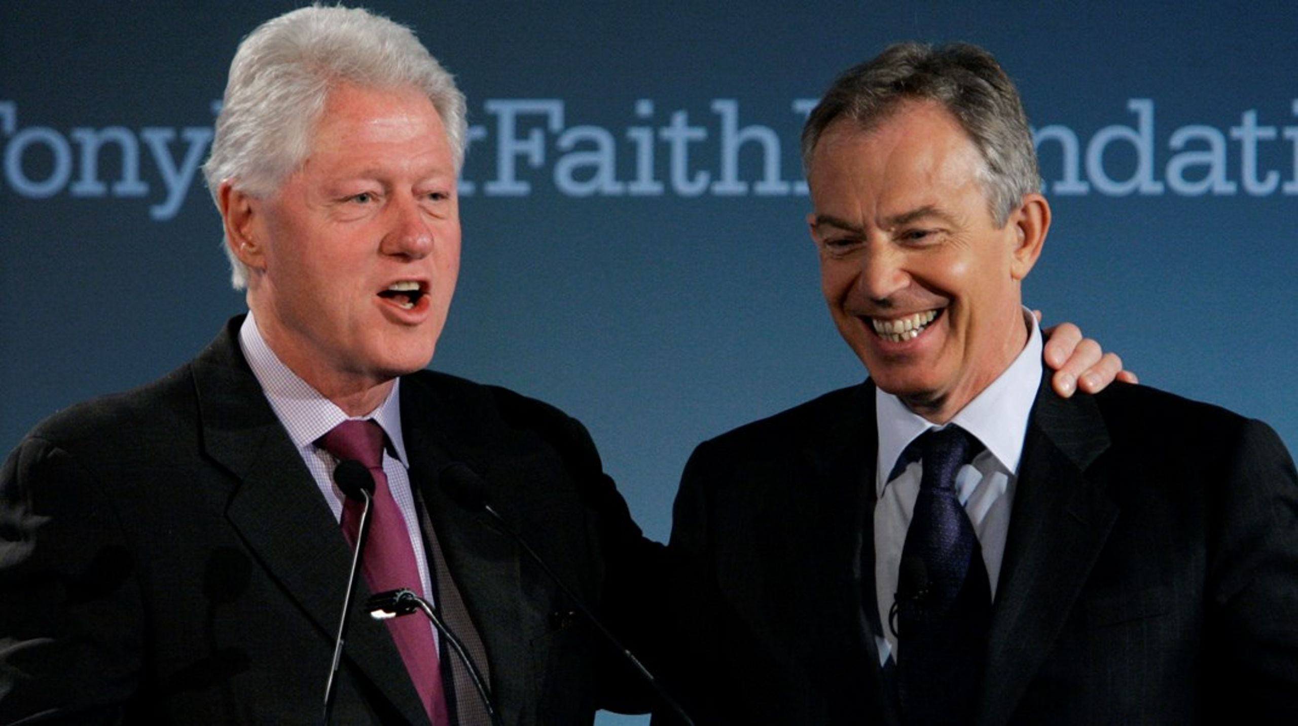 Tid er den vigtigste kapital i enhver leders hverdag. Bill Clintons (t.v.) råd til Tony Blair (t.h.) er, at lederen skal sørge for ikke at blive fanget af, at skulle sidde i møder dagen lang, skriver John Iversen.