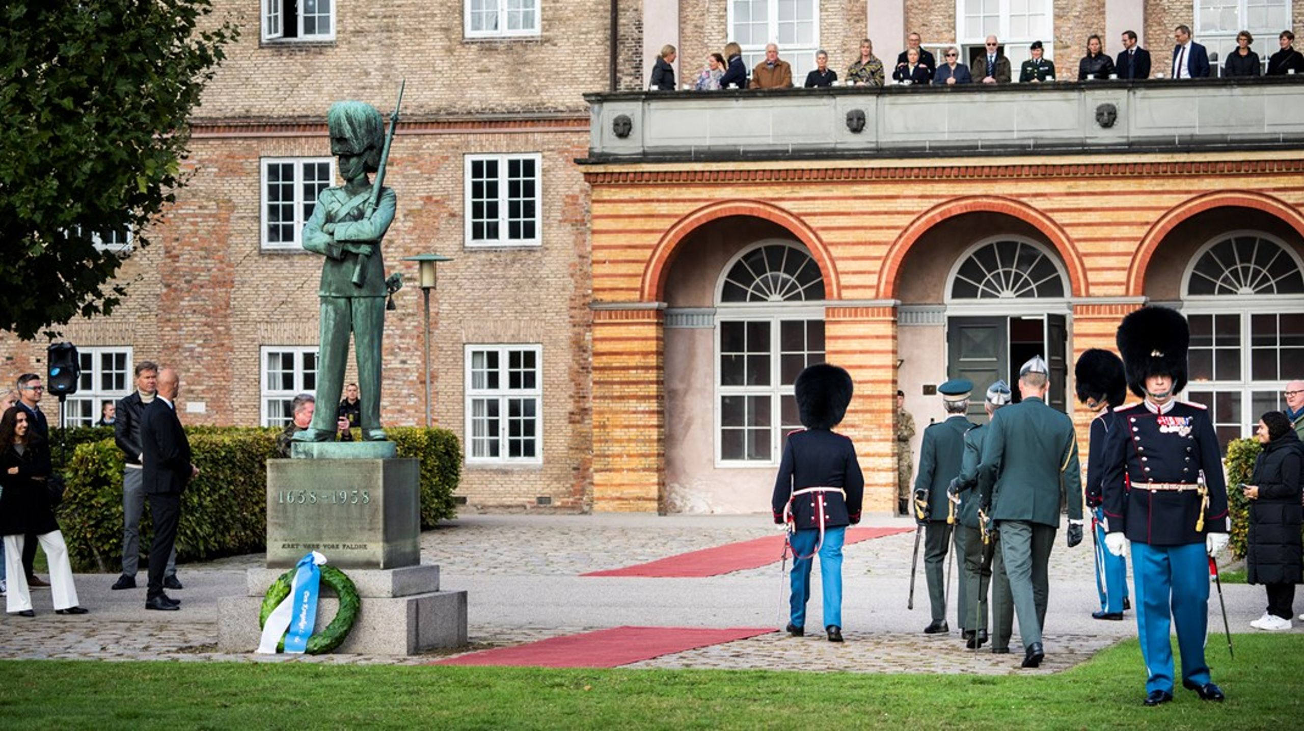 At fjerne kunstmidlerne fra forsvarsbyggerierne er en kortsigtet og ansvarsløs beslutning, der ikke kun vil skade kunstnerne, men også de mennesker, der dagligt færdes i disse miljøer, skriver Marie Thams.