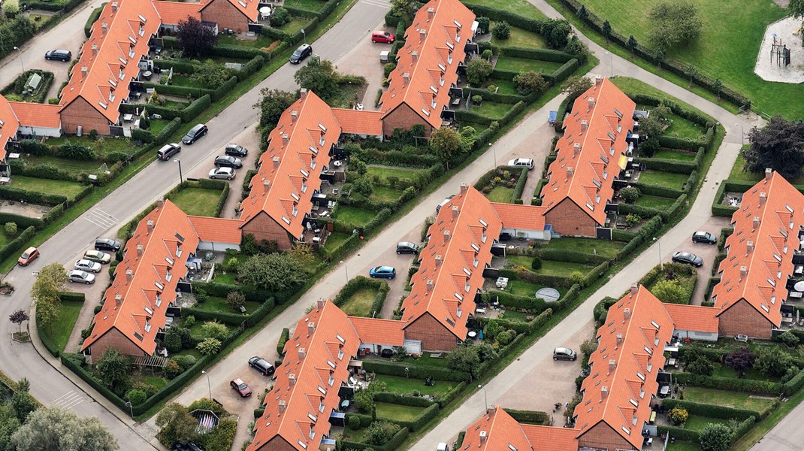 Urbaniseringen, revitaliseringen af de store byers centrum og fremvæksten af mange single familier taler for byggeri af lejligheder mere end parcelhuse, skriver Curt Liliegreen.