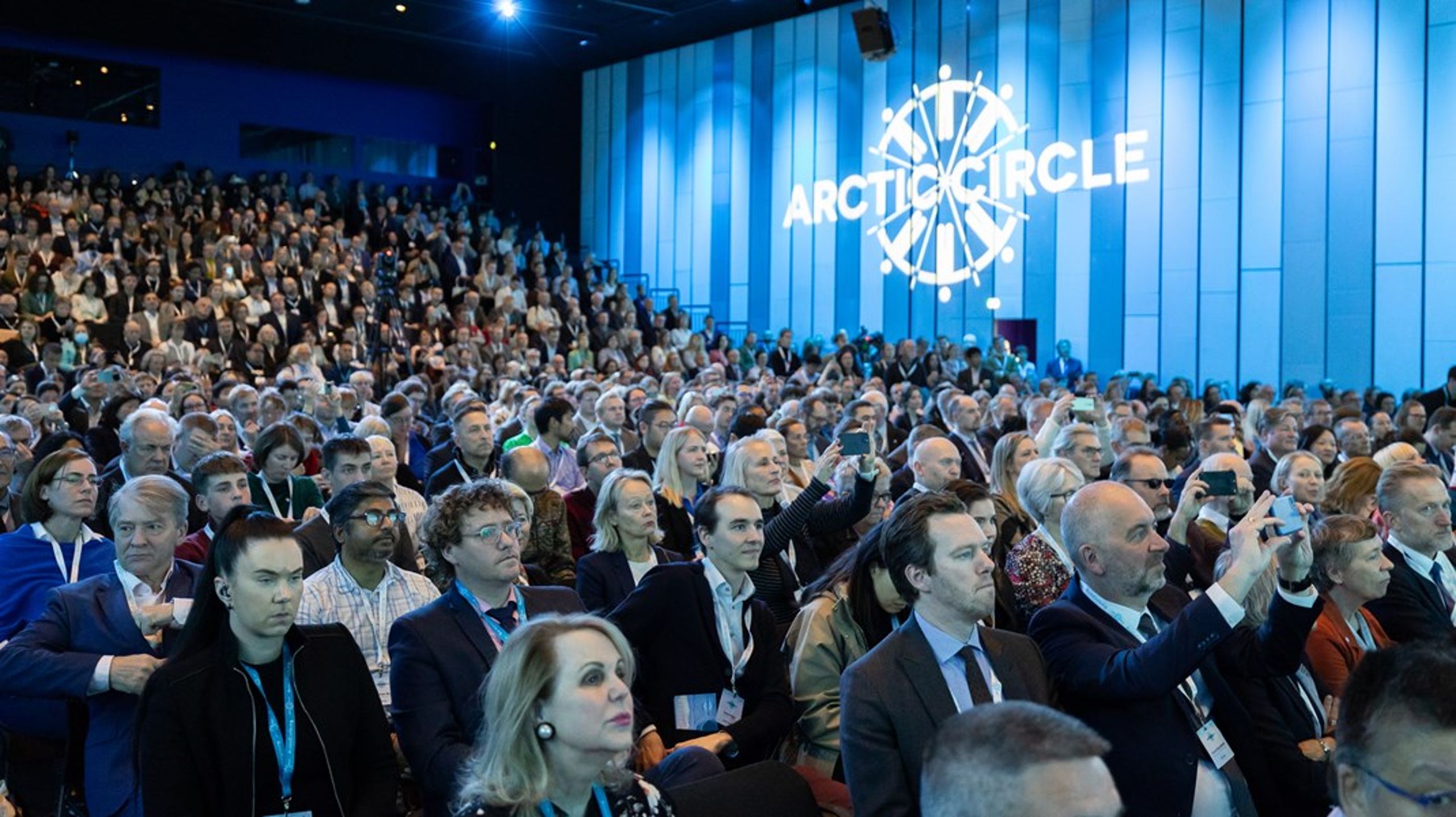 Tobias Elling Rehfeld, der ses med sin telefon nederst i højre hjørne, deltog på den arktiske megakonference i Island, men uden at flage med den ambassadørtitel, som Grønland bestrider.