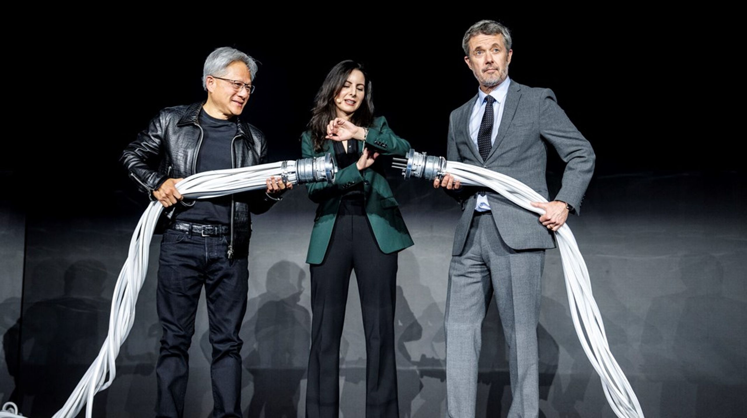 <span>Supercomputeren blev symbolsk tændt af H. M. Kong Frederik X, Jensen Huang, CEO og grundlægger af Nvidia og Nadia Carlsten, CEO i Danish Centre for AI Innovation (DCAI).<br><br></span>