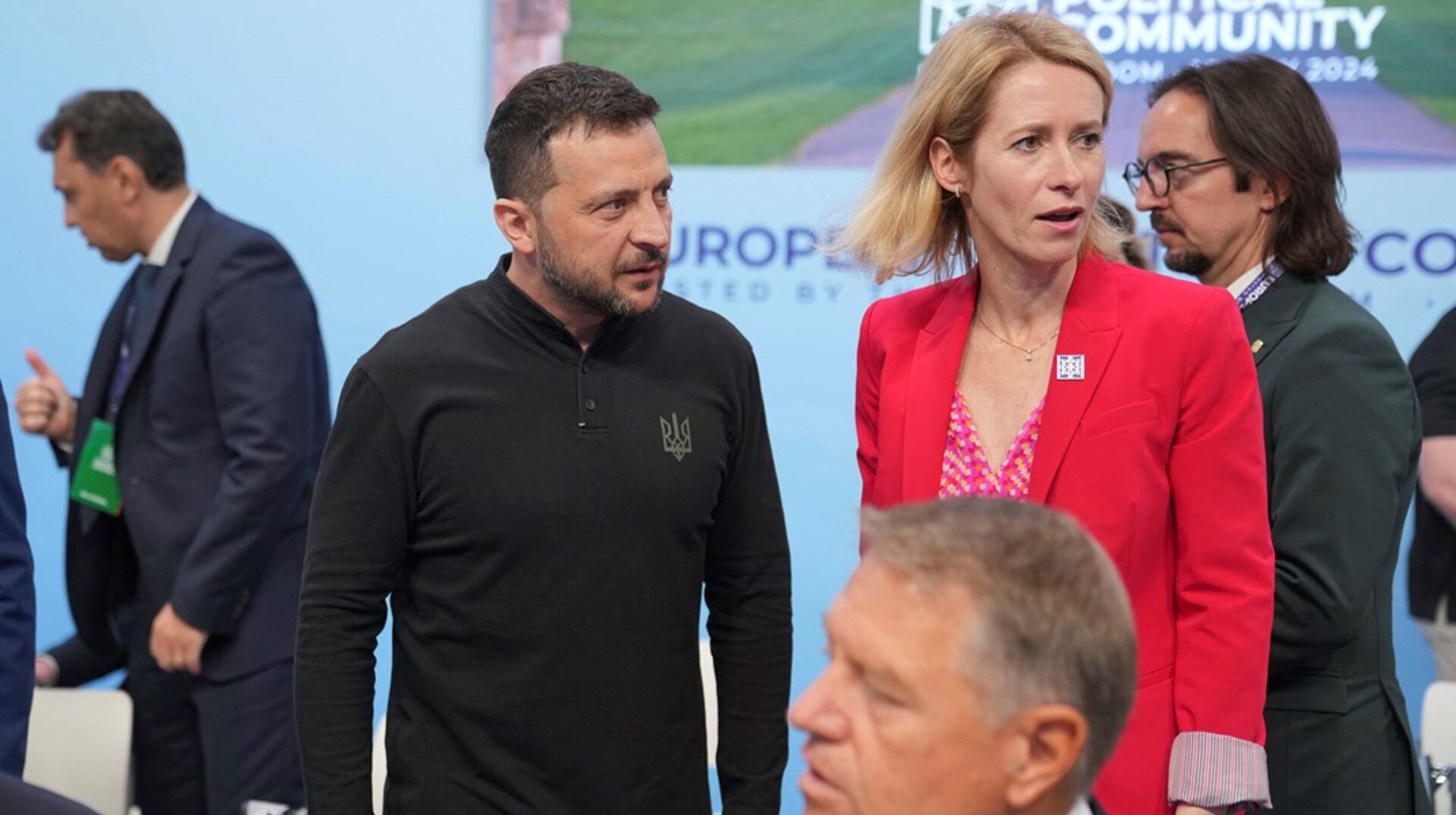 Kaja Kallas (t.h.) sammen med Ukraines præsident Volodymyr Zelenskyj (t.v.) ved et europæisk-britisk topmøde i juli 2024.