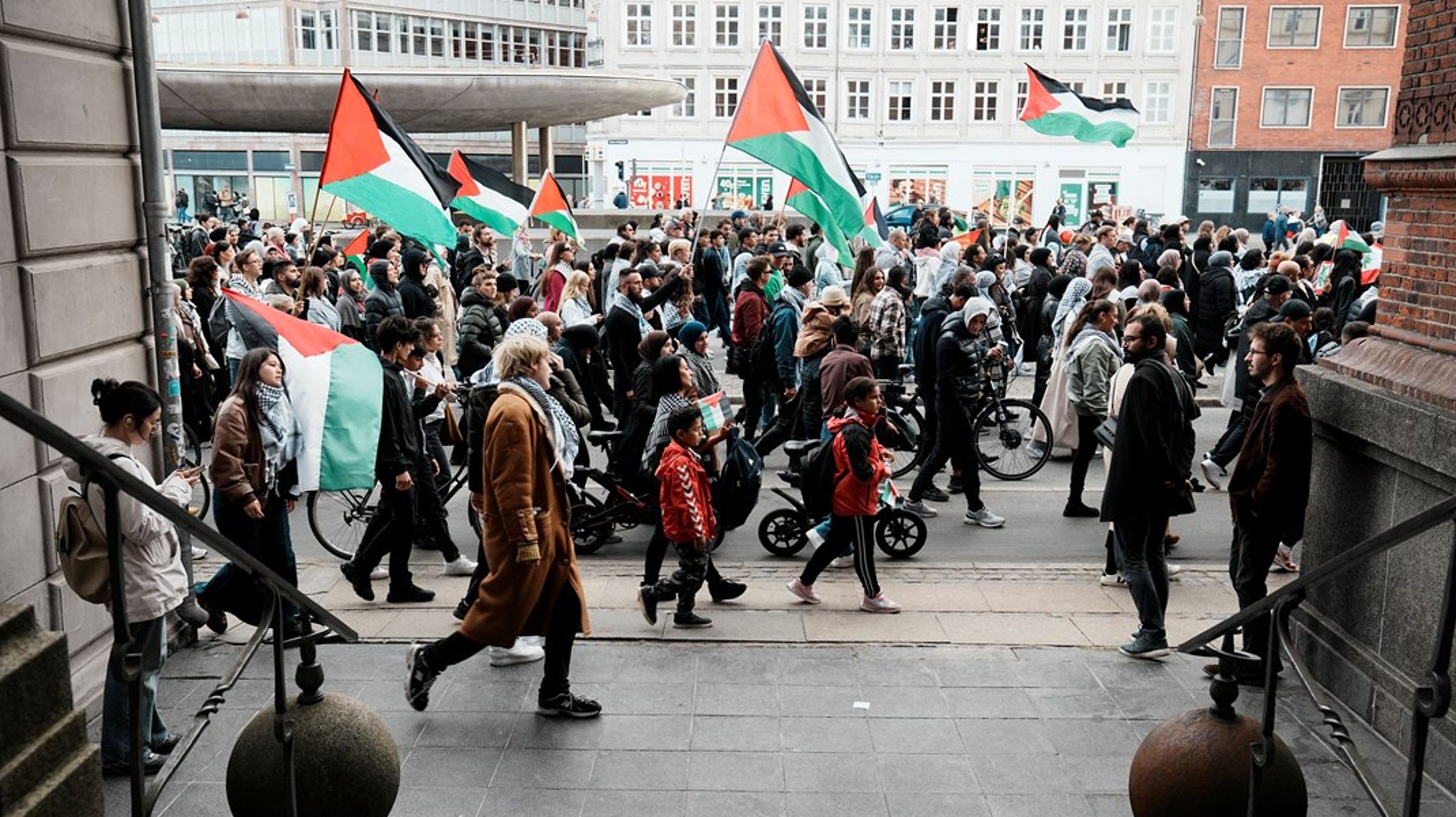 Det er et direkte opgør, som partierne på Christiansborg har
indledt mod udvalgte muslimske miljøer på baggrund af dækningen af danske
muslimers holdninger til blandt andet&nbsp;krigen i Gaza.&nbsp;Det har givet
genlyd på Christiansborg, skriver Thomas Larsen.