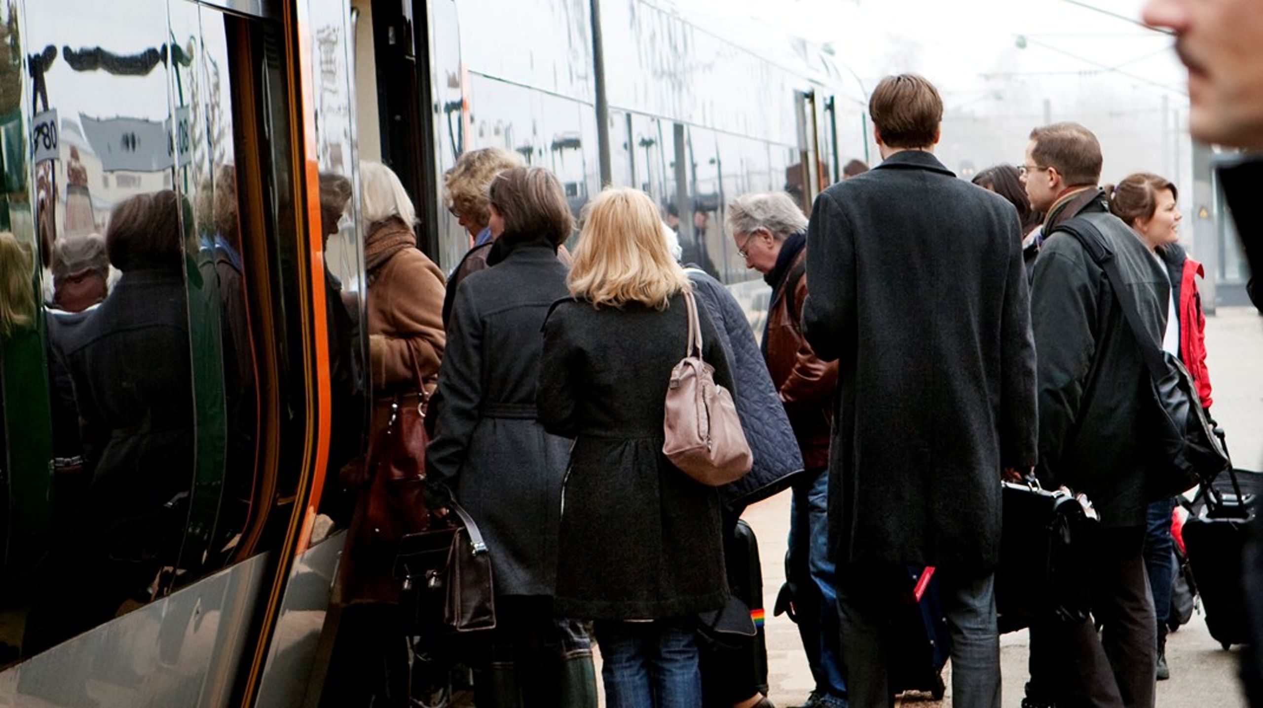 Antallet af rejser med kollektiv trafik vil stige med otte procent, hvis billetpriserne forenkles, så det enten koster 29 eller 200 kroner at rejse med bus og tog, viser beregninger.