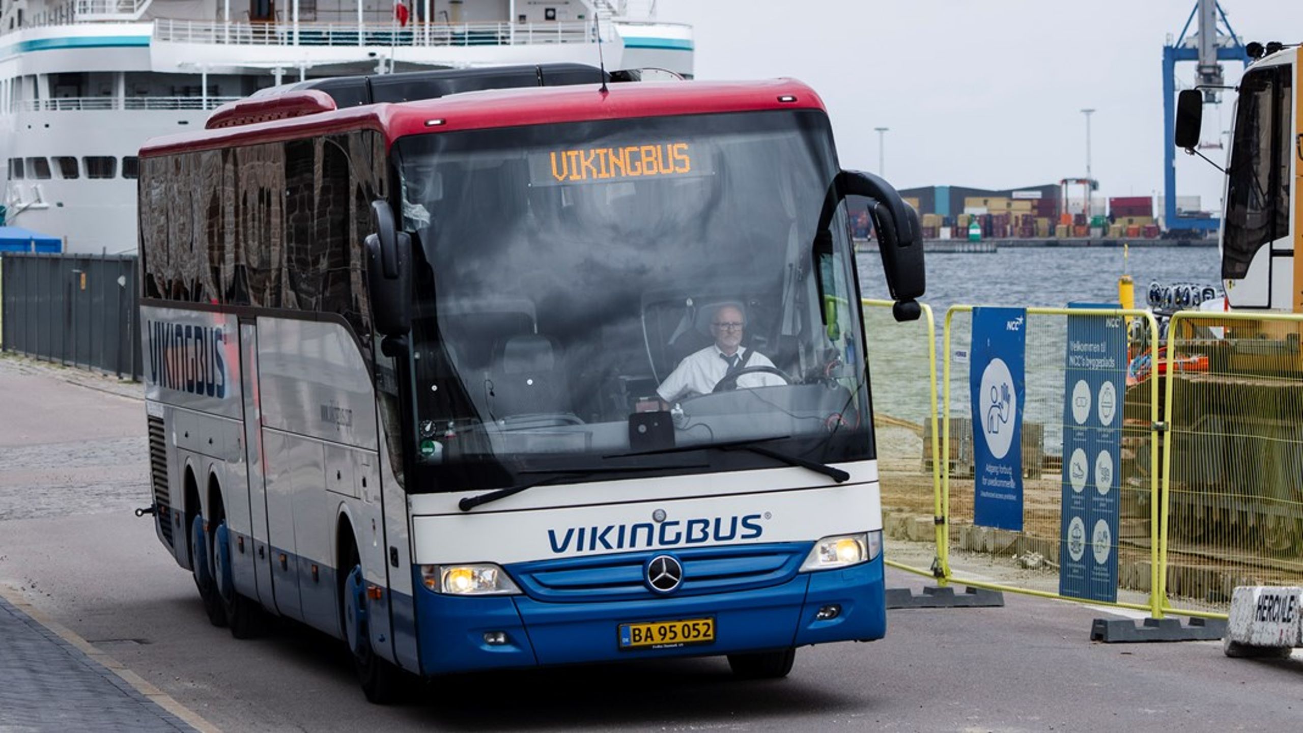 Dansk Persontransport og 3F Transport har kritiseret det forsinkede lovforslag for de facto at afregulere den danske busbranche.