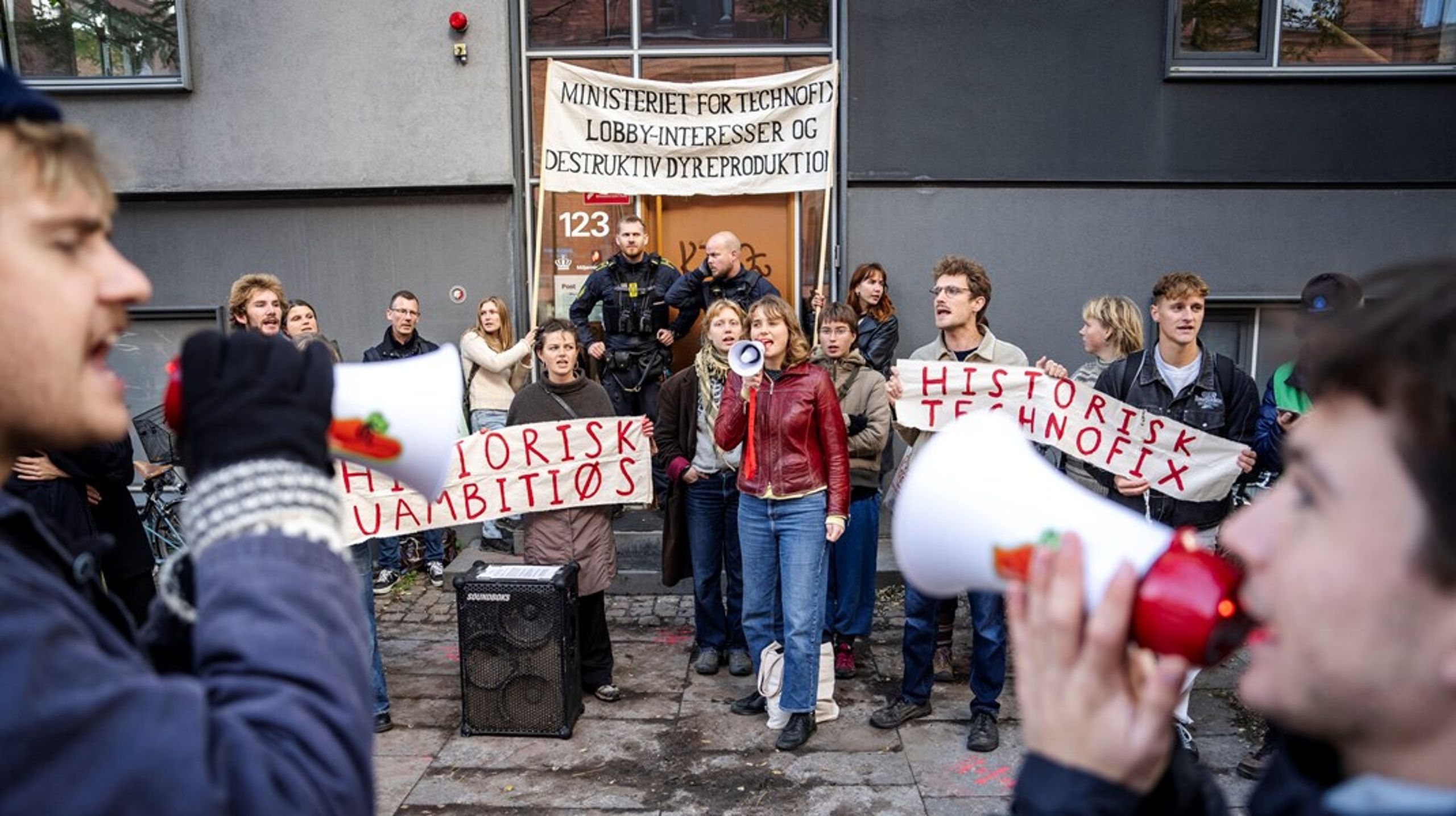 Demonstranter fra Den Grønne Ungdomsbevægelse foran Ministeriet for Grøn Trepart.