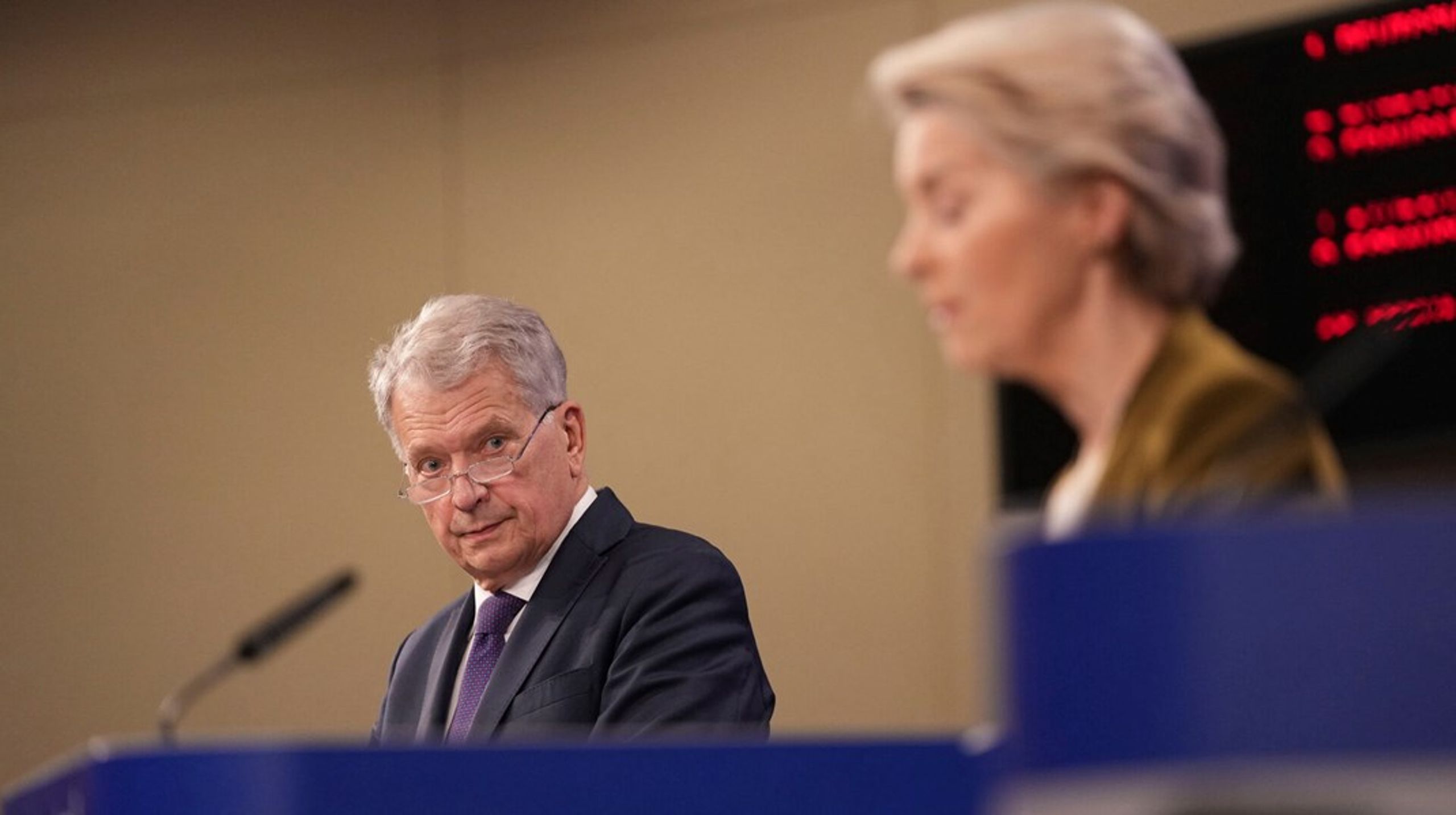 Finlands tidligere præsident Sauli Niinistö ved præsentationen af rapporten sammen med EU-Kommissionens formand Ursula von der Leyen.