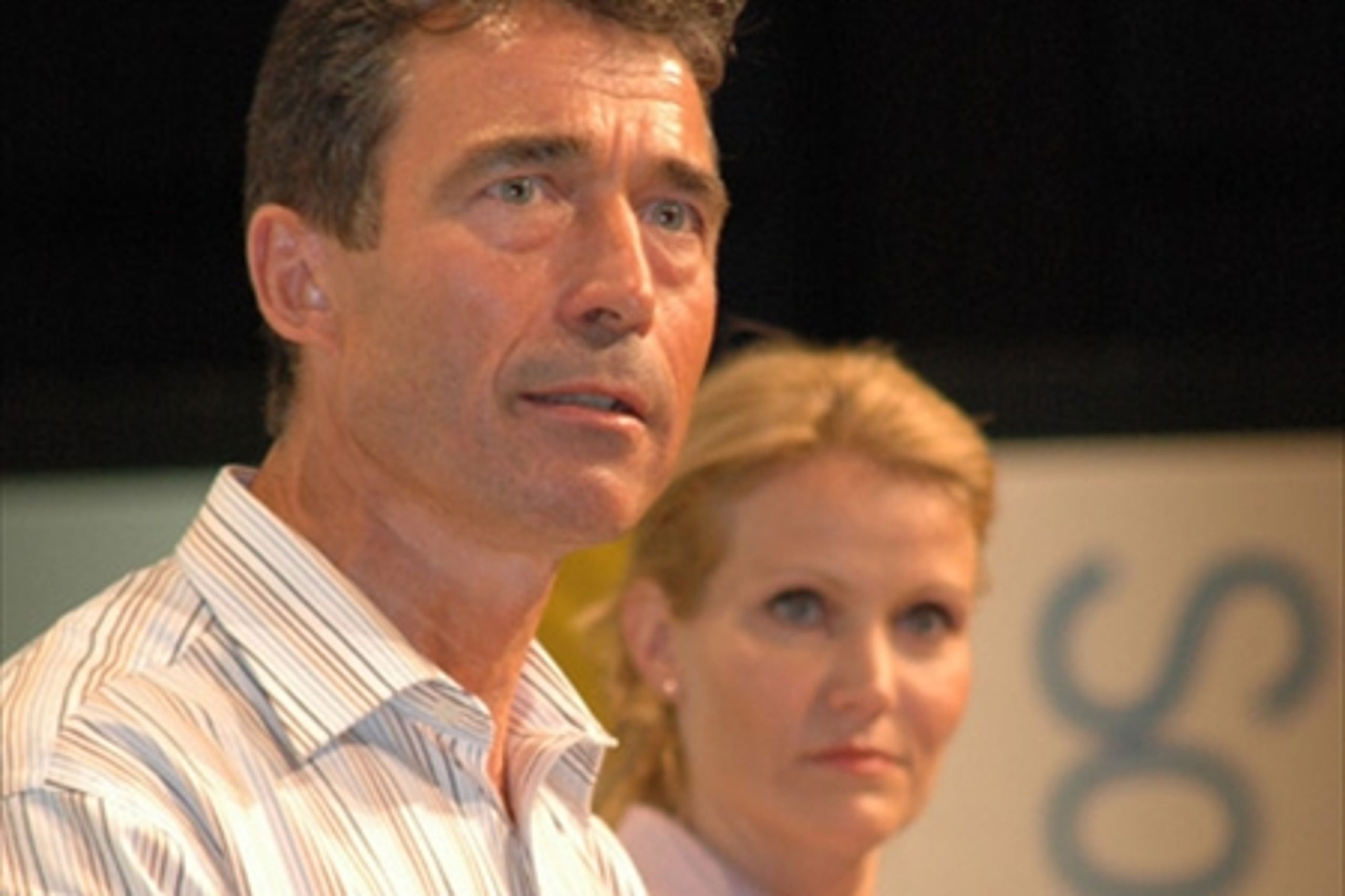 Statsminister Anders Fogh Rasmussen (V) angriber kraftigt Socialdemokratiet for at l&#230;gge op til et brud p&#229; EU-retten. Helle Thorning-Schmidt (S) har ingen kommentarer.  