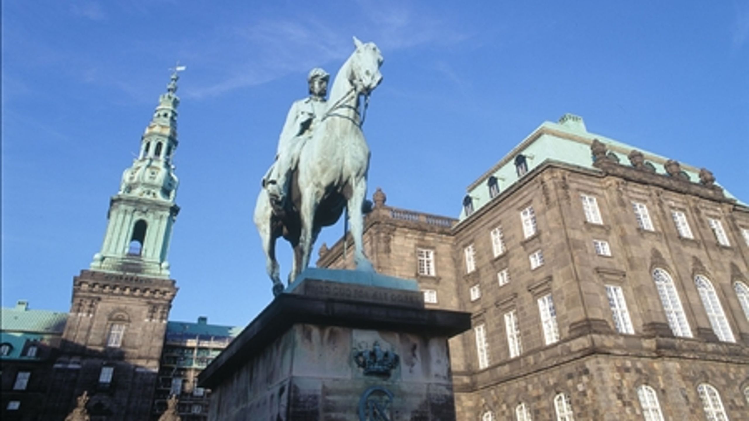 P&#229; Christiansborg hilses Landbrugsraadets initiativ velkomment - men det kommer for sent, mener politikerne.