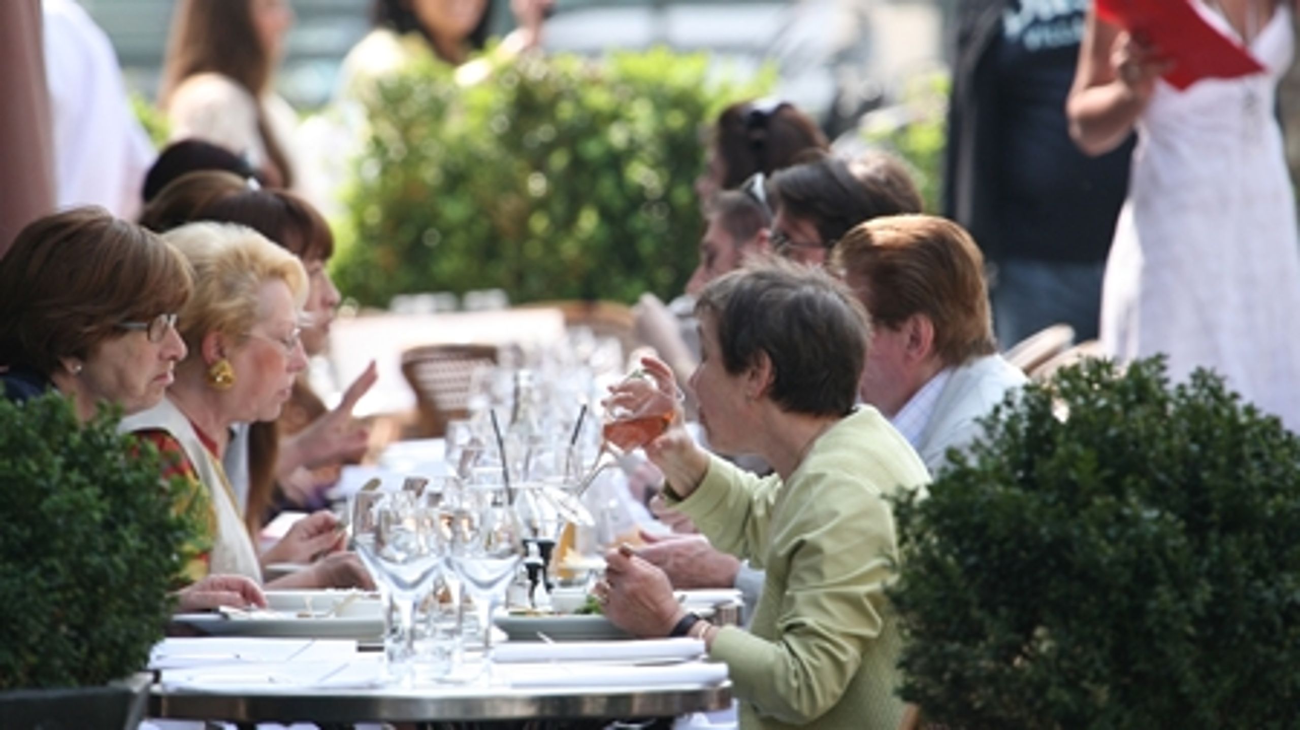 Det er den lokale f&#248;devareregion, der skal alarmeres, hvis restauranten overtr&#230;der f&#248;devareloven. Men ved forbrugerne det?