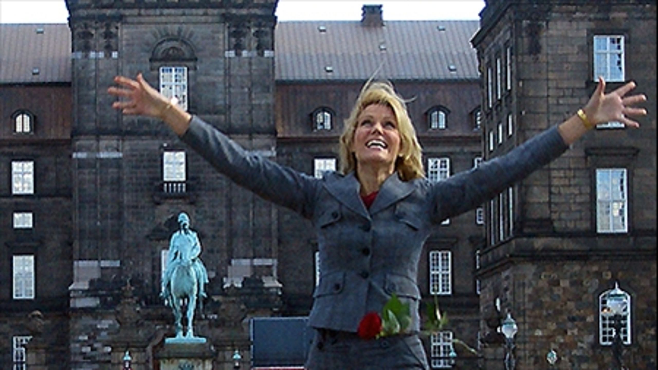 Helle Thorning-Schmidt i et l&#248;ssluppent &#248;jeblik foran Christiansborg.