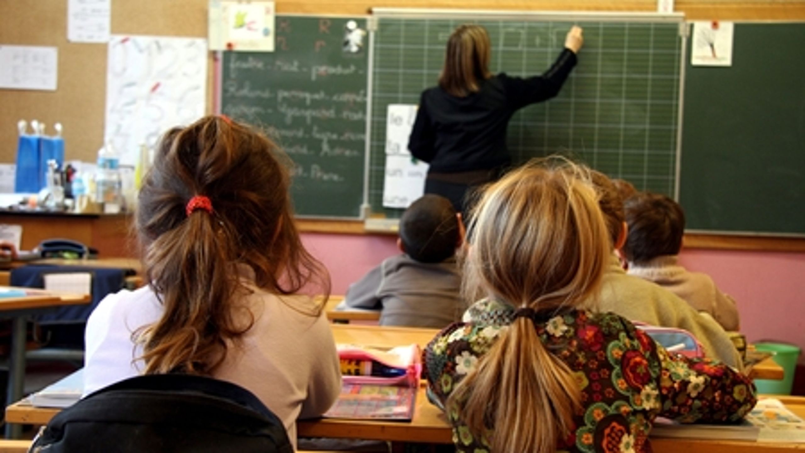 Skolelederne skal have flere bef&#248;jelser og skal blandt andet kunne fyre og bel&#248;nne l&#230;rere bedre end i dag, mener SF.