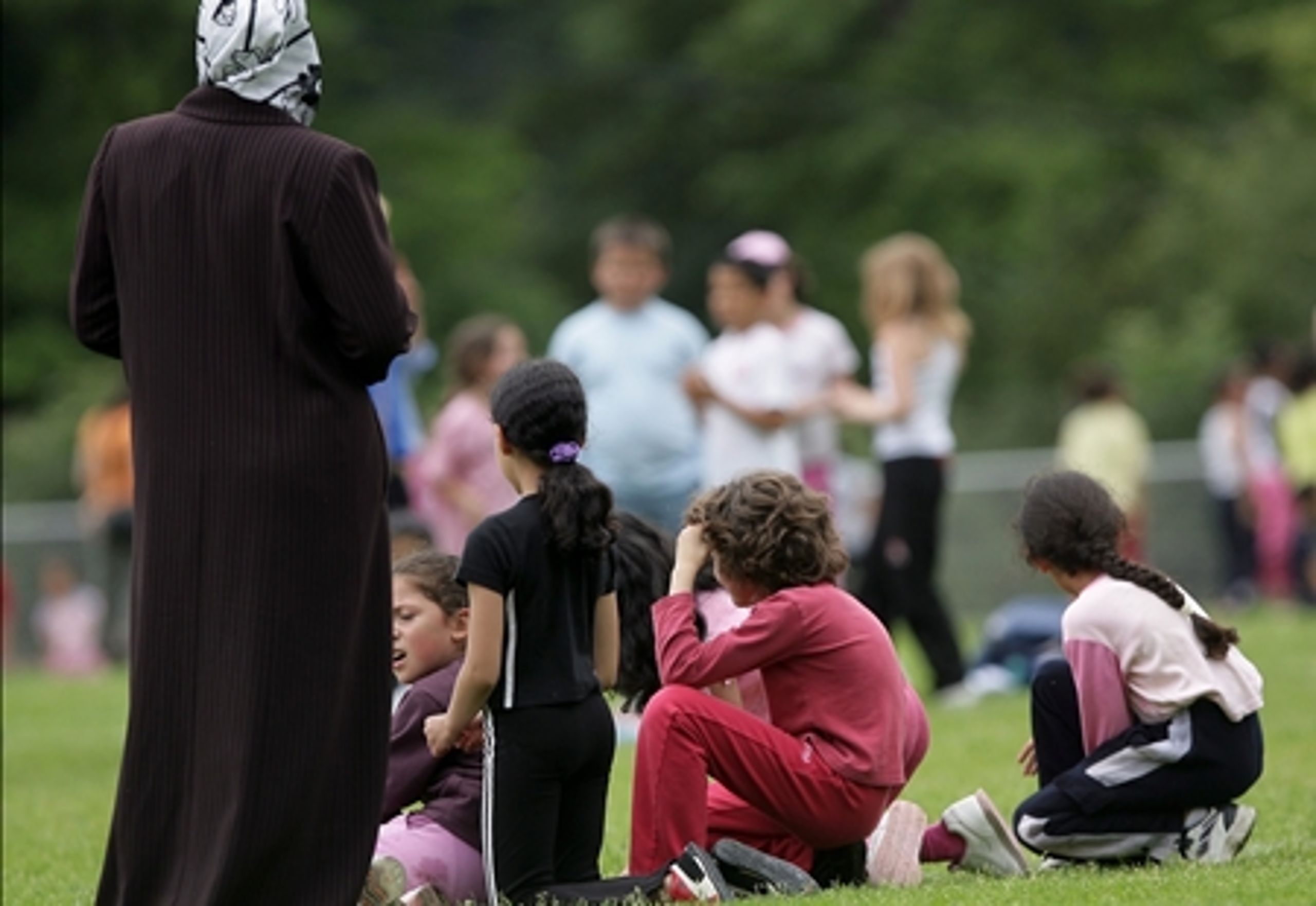 Kommunerne og den enkelte skole m&#229; selv klare problemerne med muslimske b&#248;rn, der faster under ramadanen, mener Bertel Haarder (V).