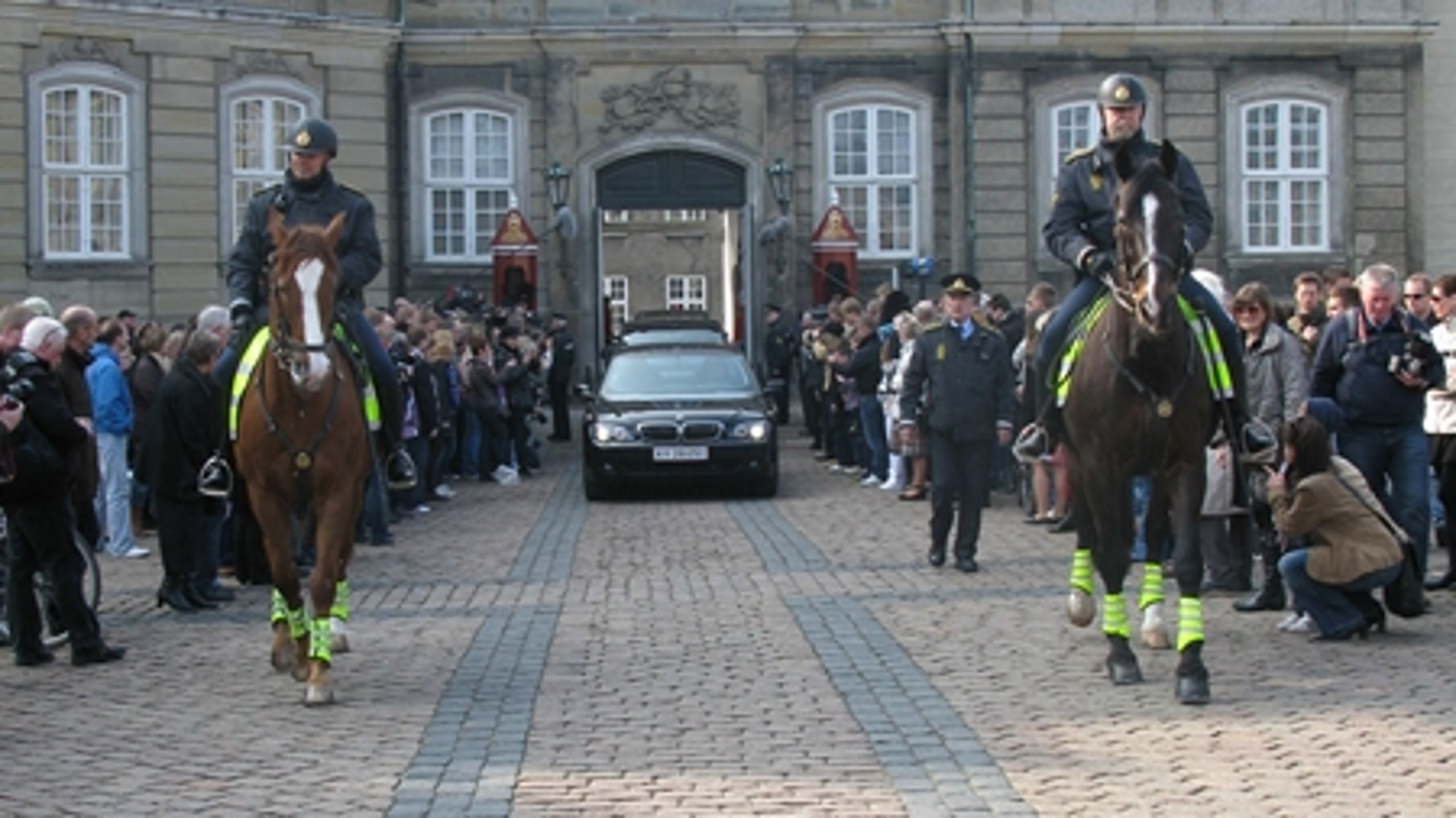 Ministerrokaden, der blev pr&#230;senteret p&#229; Amalienborg i dag, markerer ingen slinger i valsen i forhold til Foghs politiske kurs, vurderer Erik Holstein.