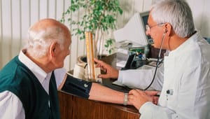 Læger tager på færre sygebesøg hos ældre