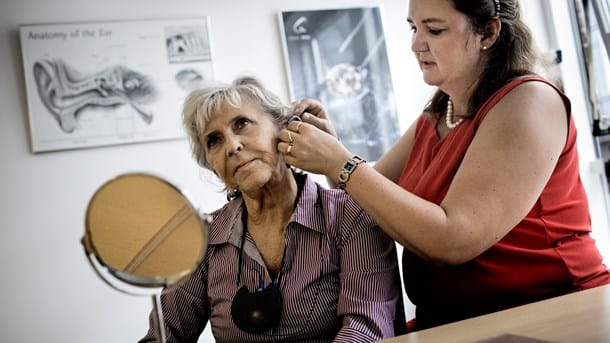 Debat: Der spares ikke penge ved at lade ørelæger udlevere flere høreapparater 