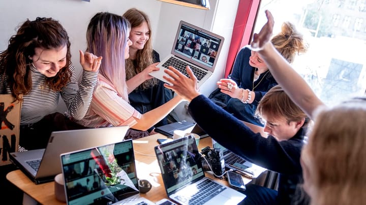 Færre mobiler, mere digital dannelse: Danske Gymnasier vil have teknologiforståelse på skoleskemaet 