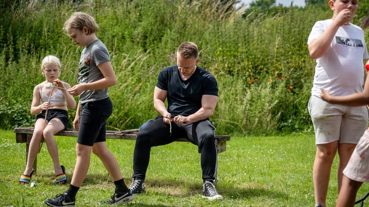 Det frivillige Danmark er knækket over i to. Se hvor mange, der arbejder frivilligt i din kommune